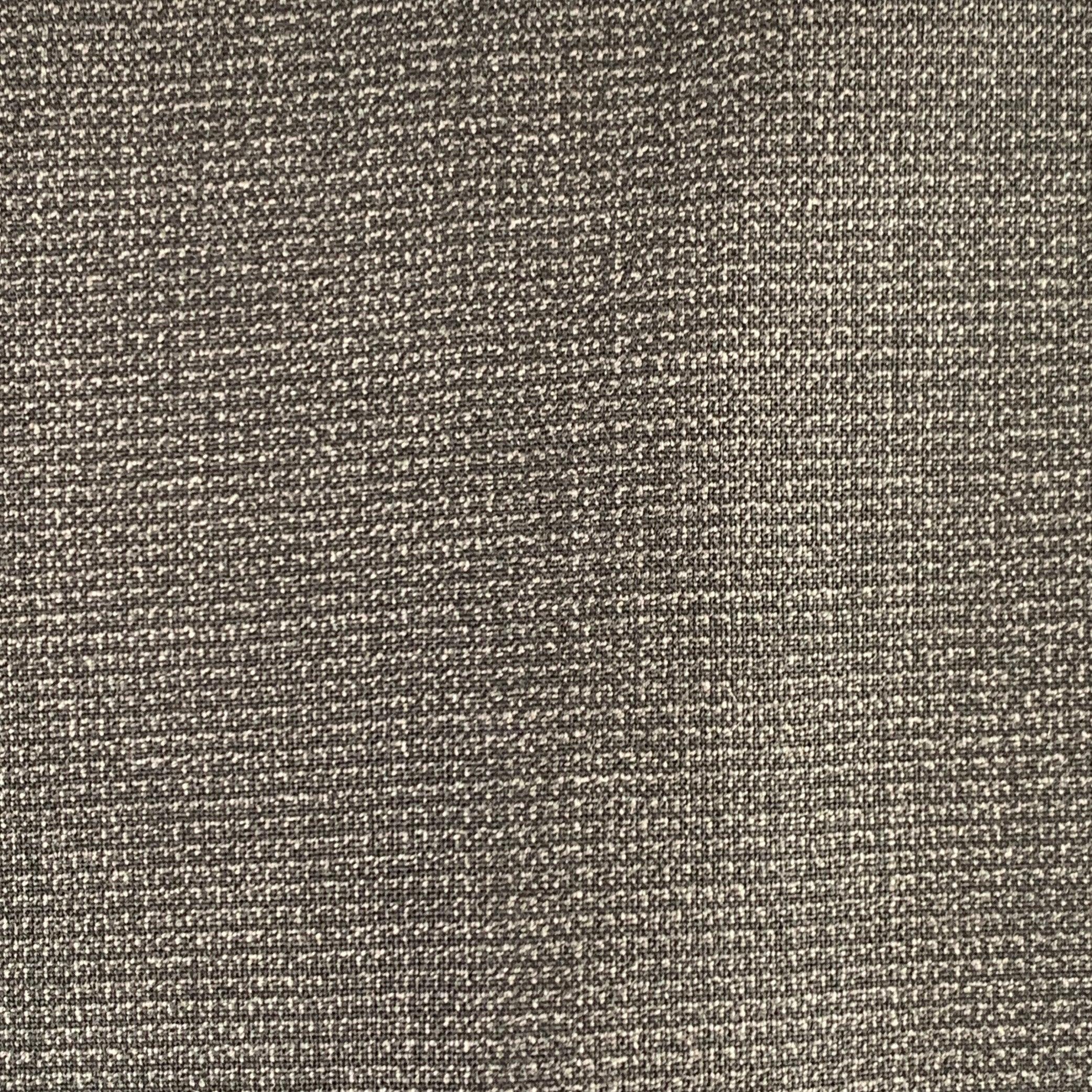 Pantalon habillé CALVIN KLEIN COLLECTION
en laine gris anthracite, avec un devant plat, un motif quadrillé et une fermeture à glissière. Remarque : les poignets de ce vêtement n'ont pas été finis afin que vous puissiez les adapter à votre taille.