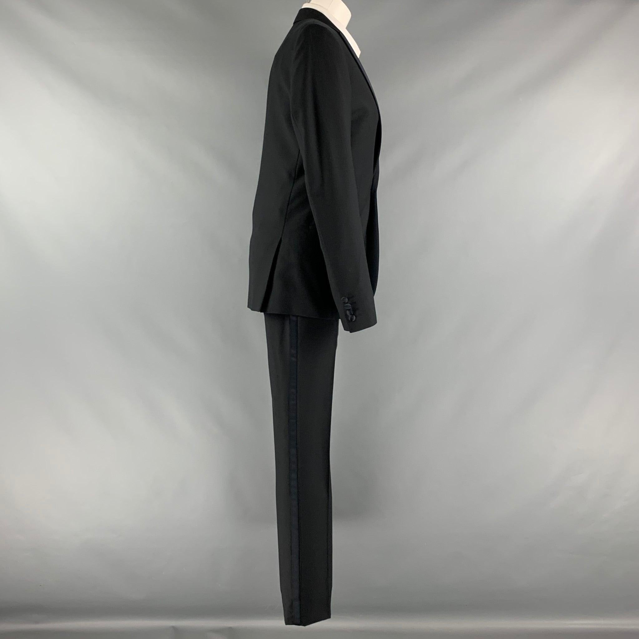 Noir Calvin Klein Collection Taille 34 Tuxedo noir en laine unie avec revers à visière en vente