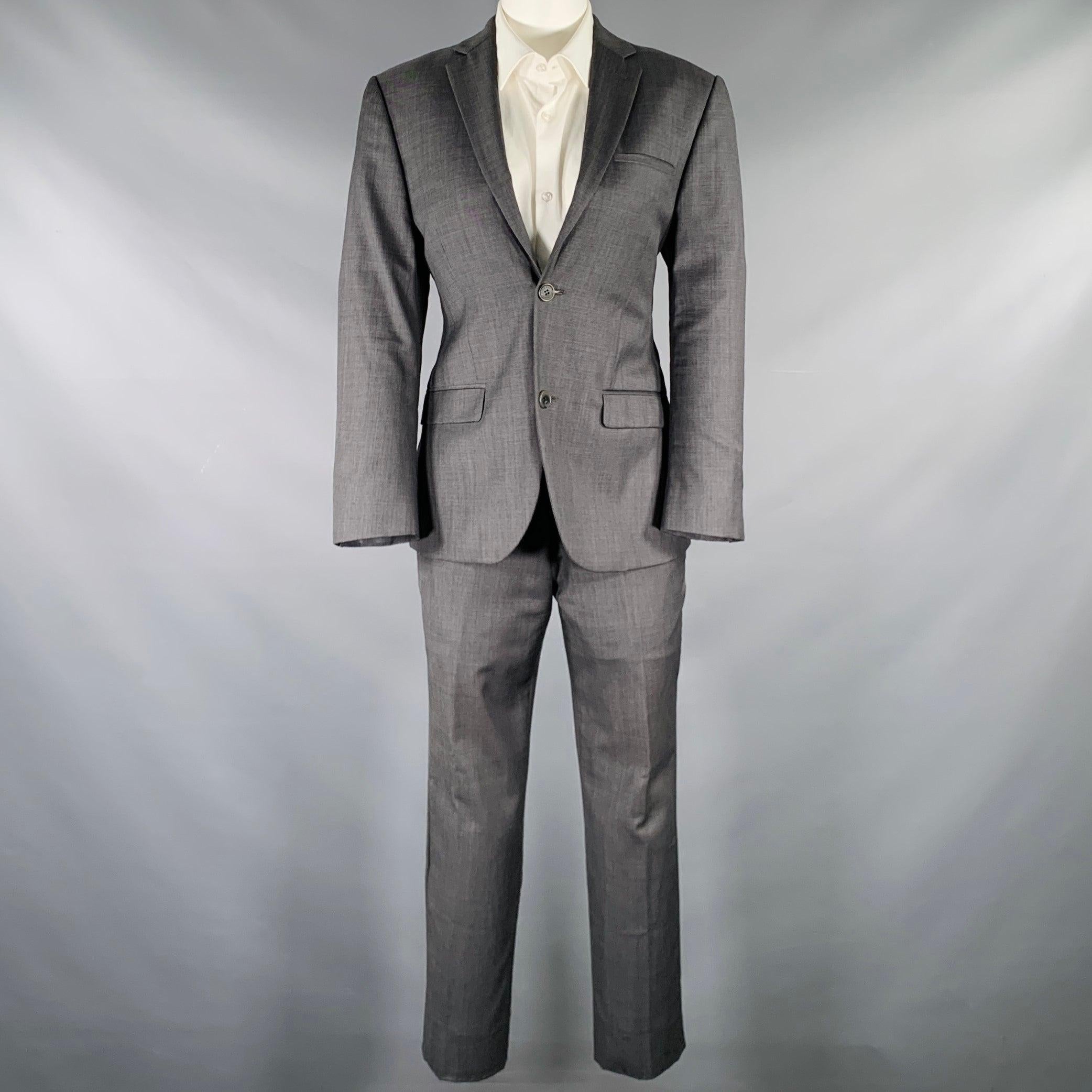 Abito di Calvin Klein Collection
in lana grigia con fodera integrale e comprende un cappotto sportivo monopetto a due bottoni con rever a tacca e pantaloni piatti abbinati. Made in Czech Republic.Very Good Pre-Owned Condition. 

Contrassegnato:  