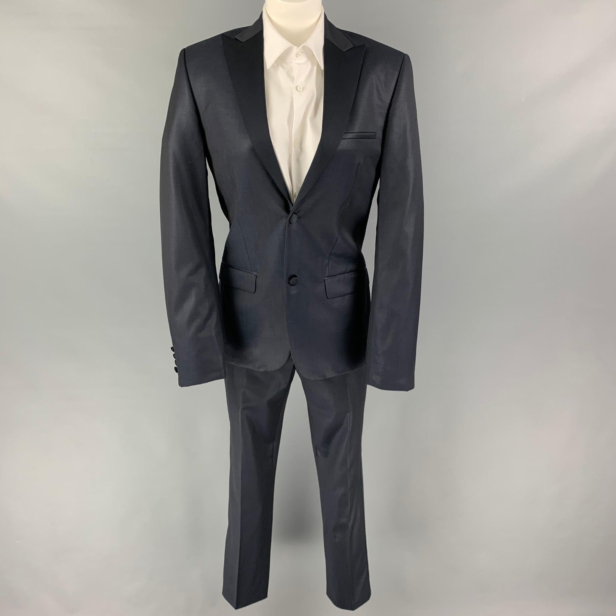 CALVIN KLEIN COLLECTION
suit comes in a navy & black wool with a full liner and includes a single breasted, double button sport coat with a peak lapel and matching flat front trousers. Excellent Pre-Owned Condition. 

Marked:   44/34 

Measurements: