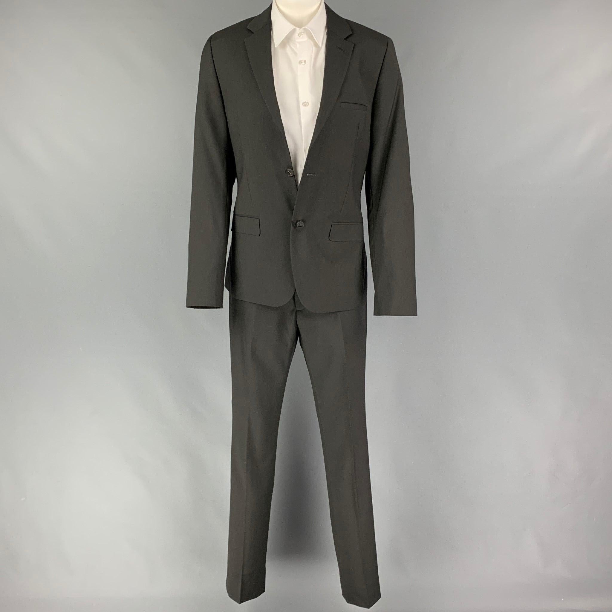 CALVIN KLEIN COLLECTION
suit comes in a charcoal wool 
with a full liner and includes a single breasted,
 double button sport coat with a notch lapel and matching flat front trousers. New With Tags. 

Marked:   46/36 

Measurements: 
 