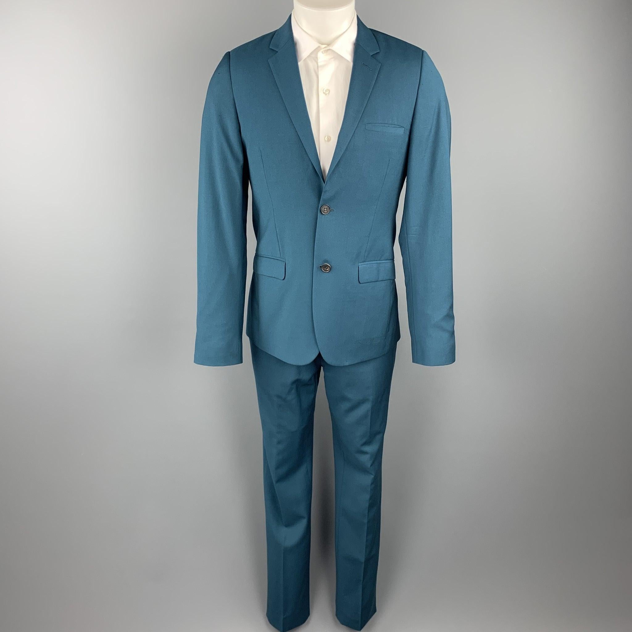 CALVIN KLEIN COLLECTION
suit comes in a teal wool with a viscose monogram liner and includes a single breasted, two button sport coat with notch lapel and matching flat front trousers.
Excellent Pre-Owned Condition. 

Marked:   46/36 

Measurements: