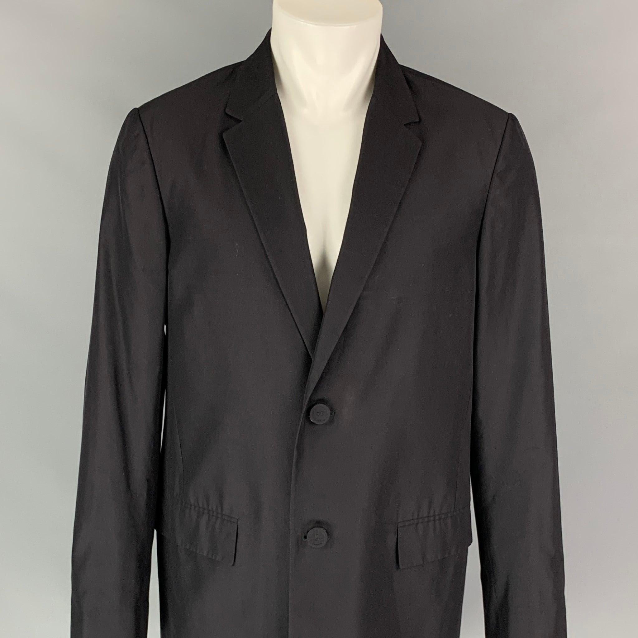CALVIN KLEIN COLLECTION Mantel aus schwarzer Seide mit eingekerbtem Revers, leichtem Gewicht, Pattentaschen und einem Zwei-Knopf-Verschluss. Hergestellt in Italien.
Sehr guter gebrauchter Zustand. 

Markiert:  48/38 

Abmessungen: 
 
Schultern: 18