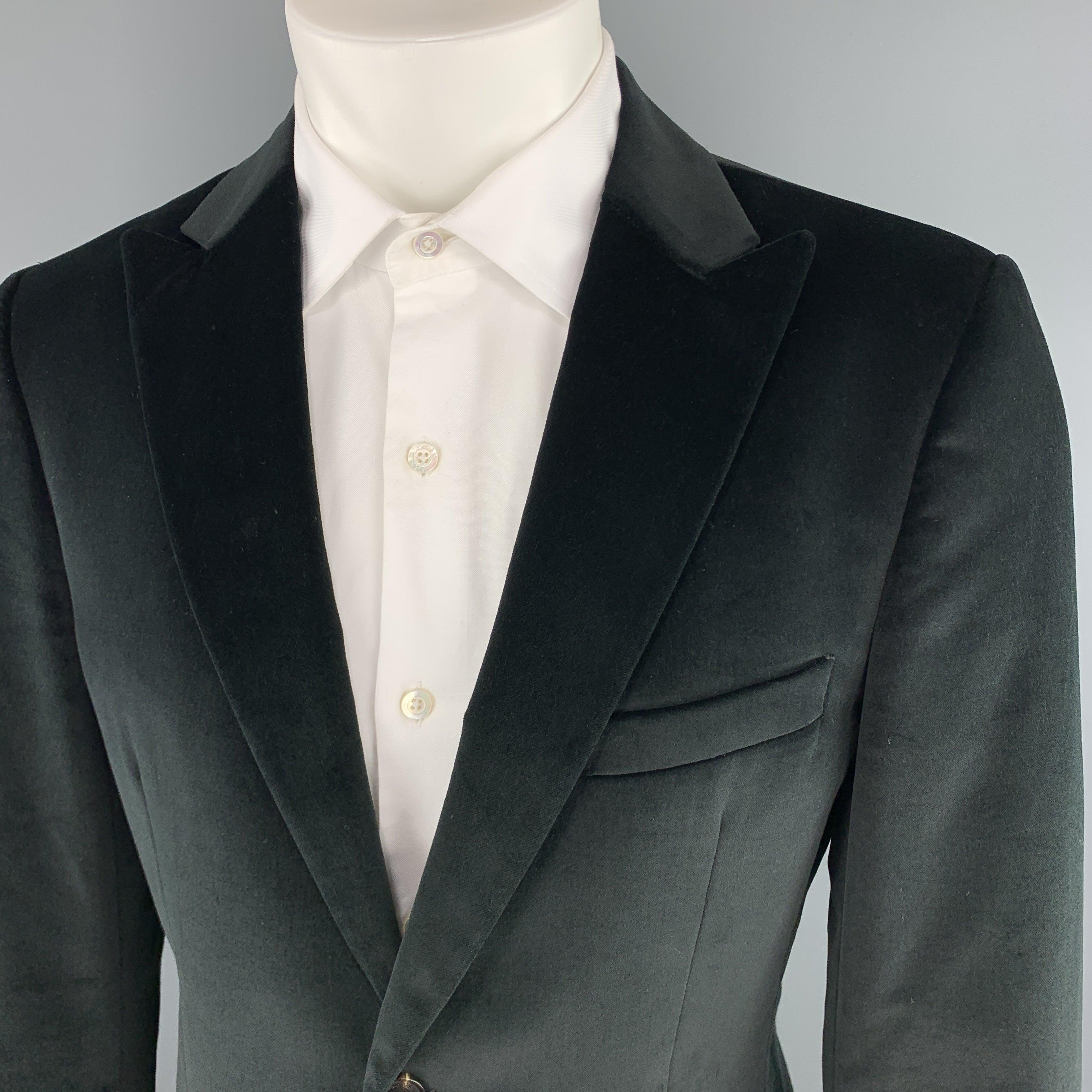 CALVIN KLEIN COLLECTION
sport coat comes in black velvet with a peak lapel, single breasted, two button front, and double vented back.Excellent Pre-Owned Condition. 

Marked:   48 

Measurements: 
 
Shoulder: 17 inches Chest:
42 inches Sleeve:
25.5