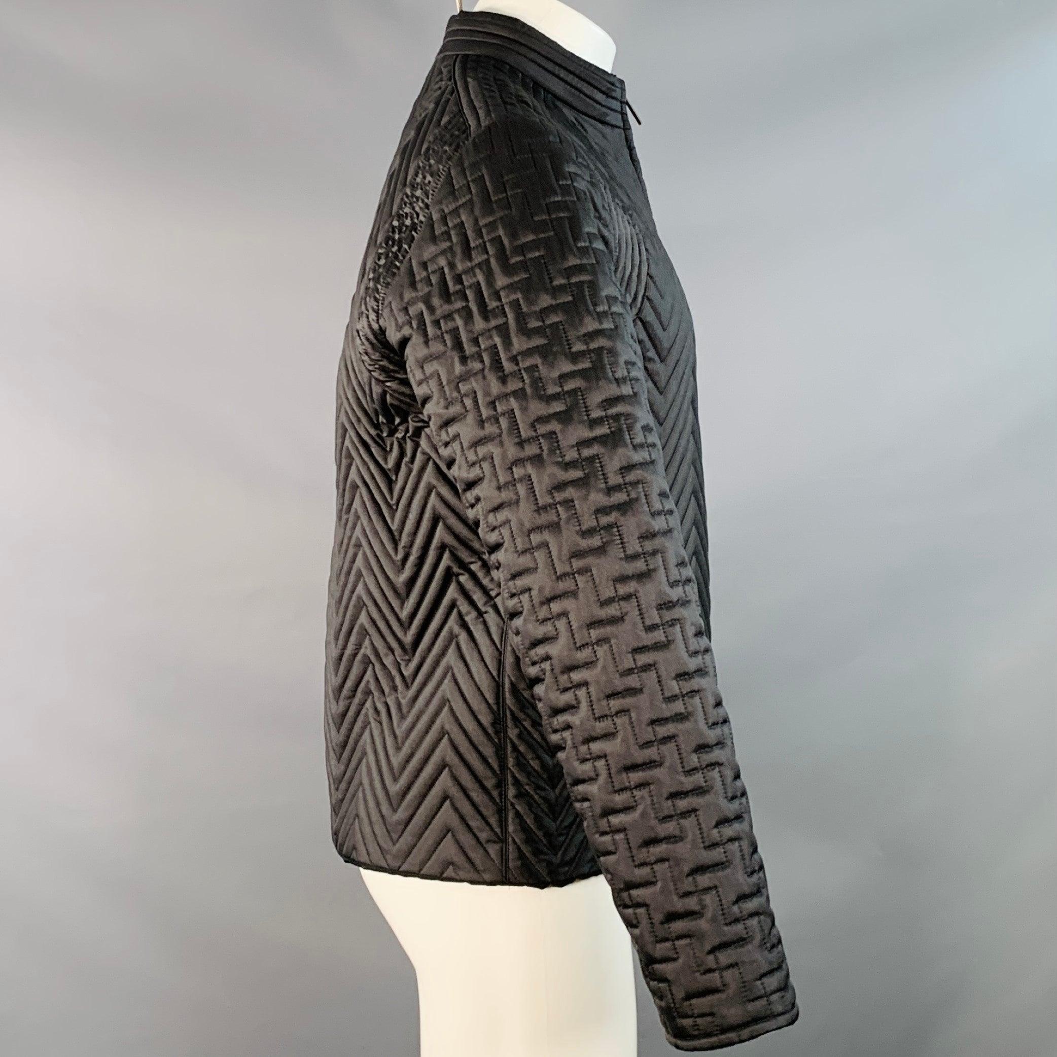 CALVIN KLEIN COLLECTION Jacke aus schwarzem Polyestergemisch mit gemischtem Steppmuster, zwei Eingrifftaschen und Reißverschluss. Hergestellt in Italien, guter gebrauchter Zustand. Gebrauchsspuren am Reißverschluss. 

Markiert:   50/40