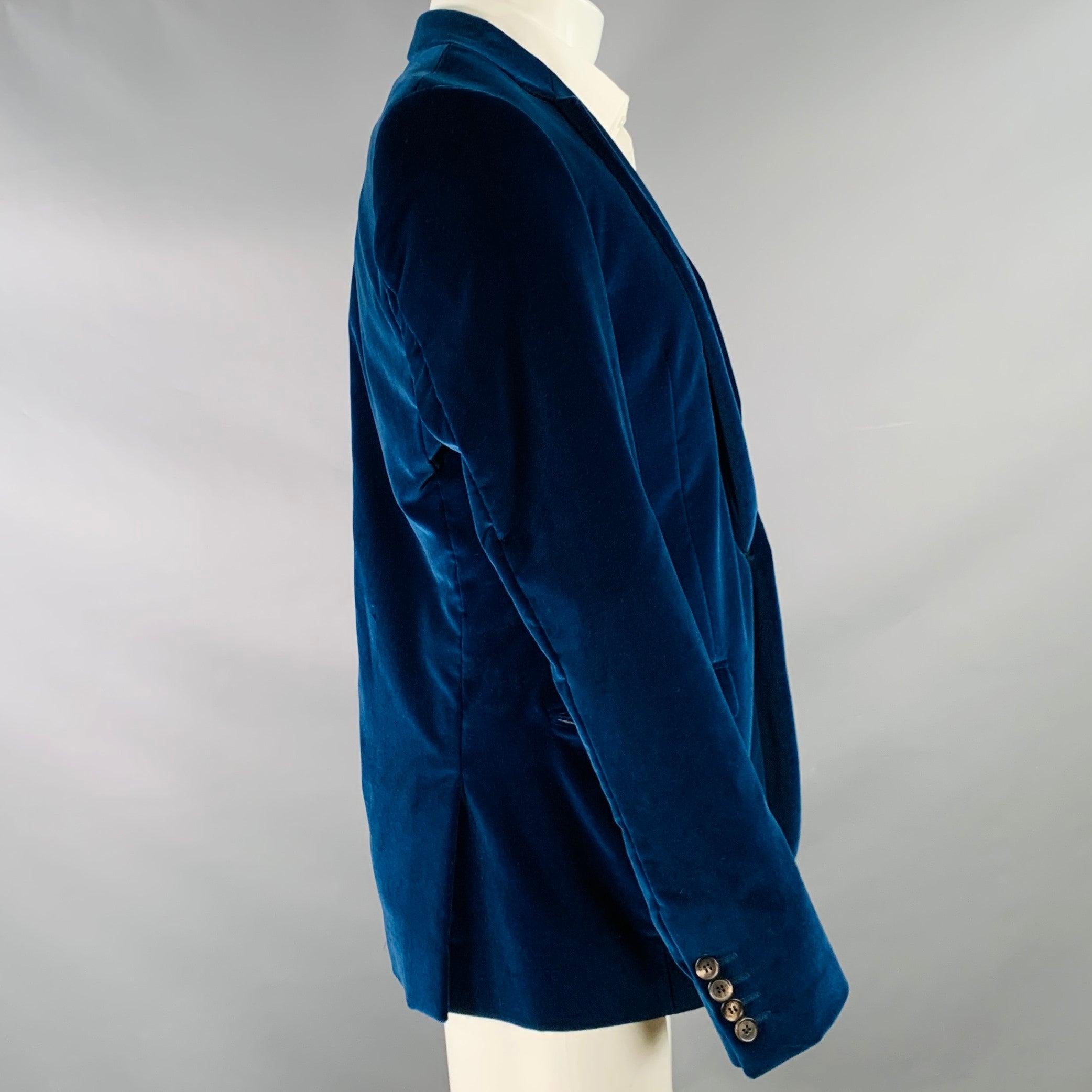 CALVIN KLEIN COLLECTION sport coat
in a blue cotton stretch blend velvet featuring a notch lapel, double vented back, and single button closure. Made in Italy.Good Pre-Owned Condition. Multiple marks, please check photos. 

Marked:   50/40