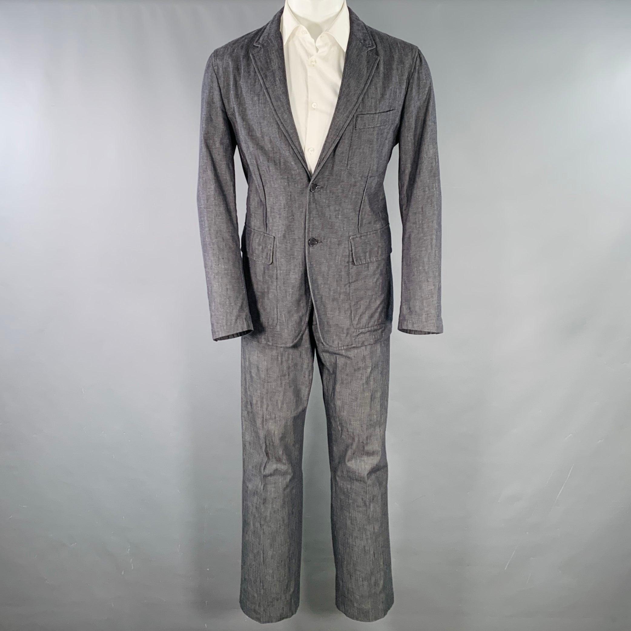 Abito di Calvin Klein Collection
in tessuto di cotone misto lino grigio antracite con fodera integrale, comprende un cappotto sportivo monopetto a due bottoni con revers a lancia e pantaloni piatti abbinati. Made in Italy. Eccellente condizione di