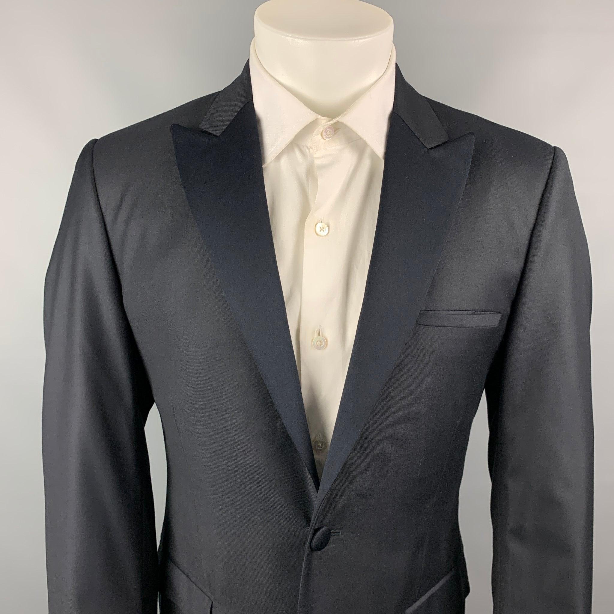 CALVIN KLEIN COLLECTION sport coat comes in a navy wool with a full liner featuring a peak lapel, flap pockets, and a double button closure. Very Good Pre-Owned Condition. 

Marked:   40/50 

Measurements: 
 
Shoulder: 18 inches  Chest: 40 inches 