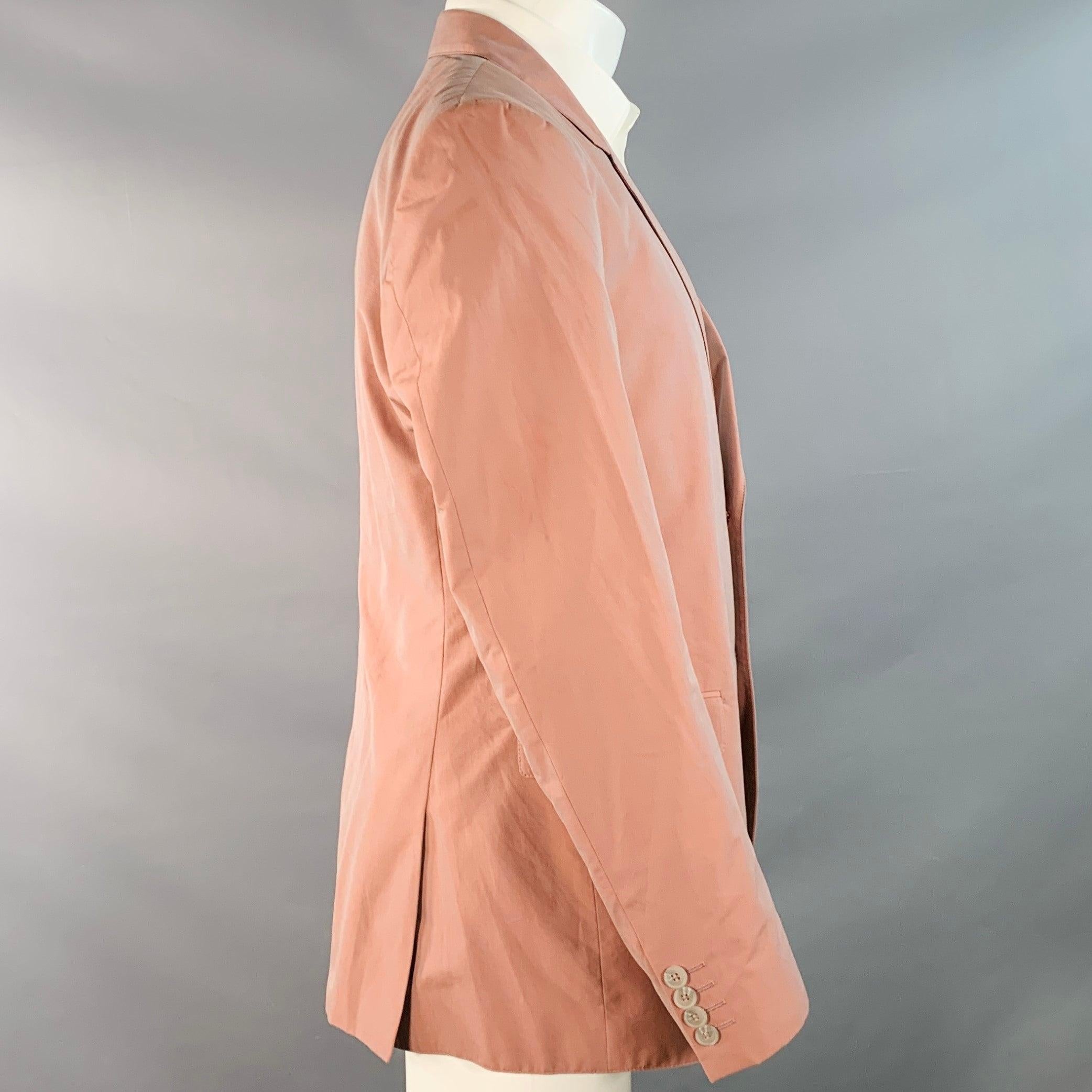 Manteau de sport CALVIN KLEIN COLLECTION
dans un tissu de coton mauve irisé, avec un revers à cran, un dos doublement ventilé et une fermeture à double bouton. Fabriqué en République tchèque. Excellent état d'occasion. 

Marqué :   52/41 

Mesures :