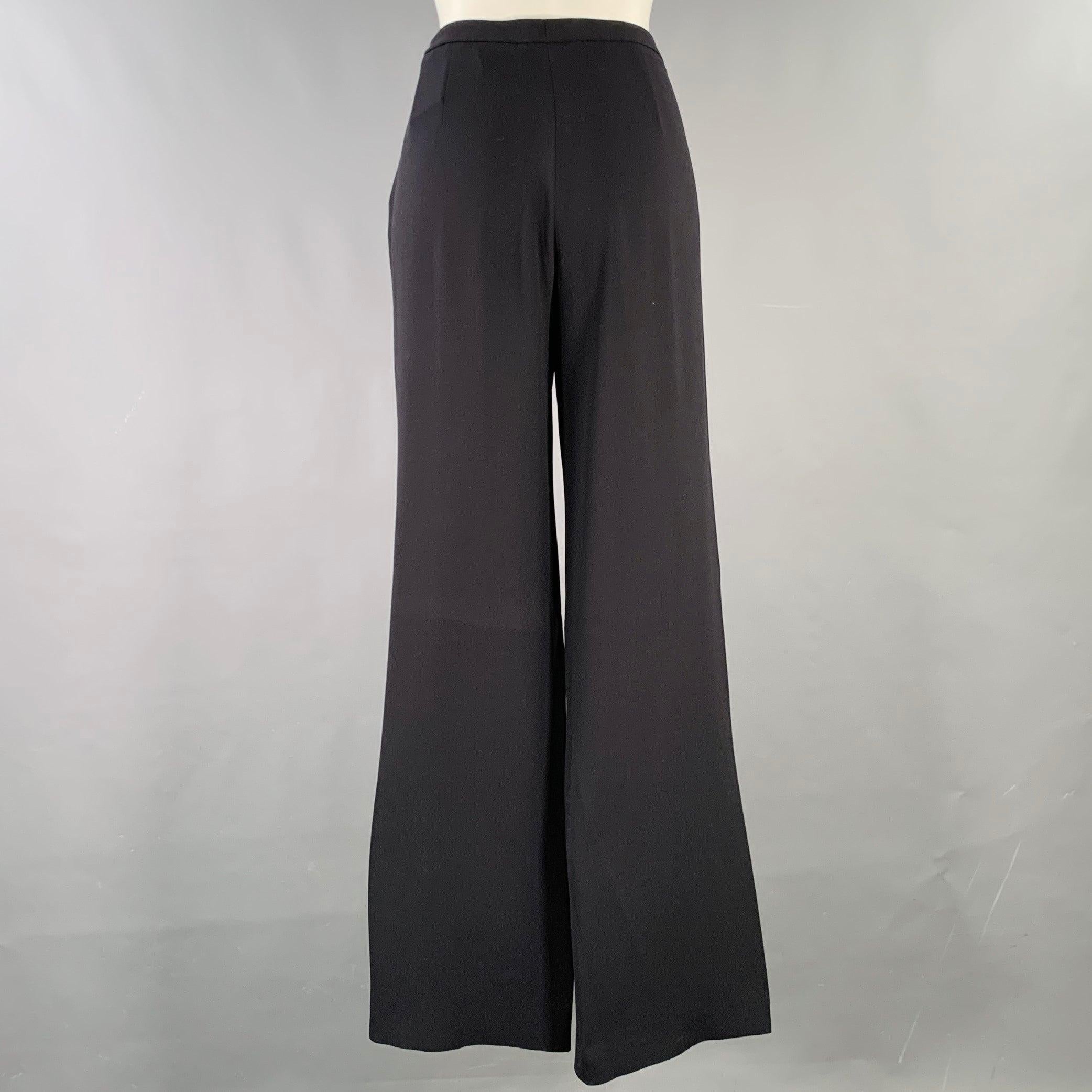 Pantalones de vestir CALVIN KLEIN COLLECTION
en tejido de mezcla de seda negro, con parte delantera plana, pernera ancha y cierre de cremallera lateral. Fabricado en Italia.Excelente estado de conservación. 

Marcado:   8 

Medidas: 
  Cintura: 30