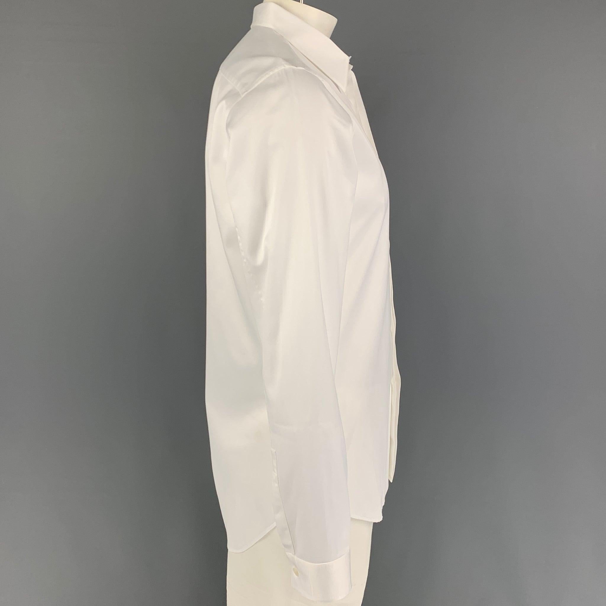 CALVIN KLEIN COLLECTION long sleeve shirt comes in a white cotton featuring a spread collar and a hidden placket closure. Made in Italy.New With Tags.
 

Marked:   XL  

Measurements: 
 
Shoulder: 18 inches  Chest: 42 inches  Sleeve: 27.5 inches 