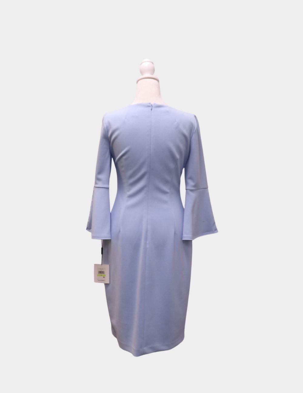 Weich, elegant und unendlich tragbar - dieses himmelblaue Midikleid von Calvin Klein ist ein minimalistischer Traum mit einem Hauch von modernem Flair. Dieses Kleid mit gerader Silhouette verfügt über elegante, ausgestellte Glockenärmel, die einer