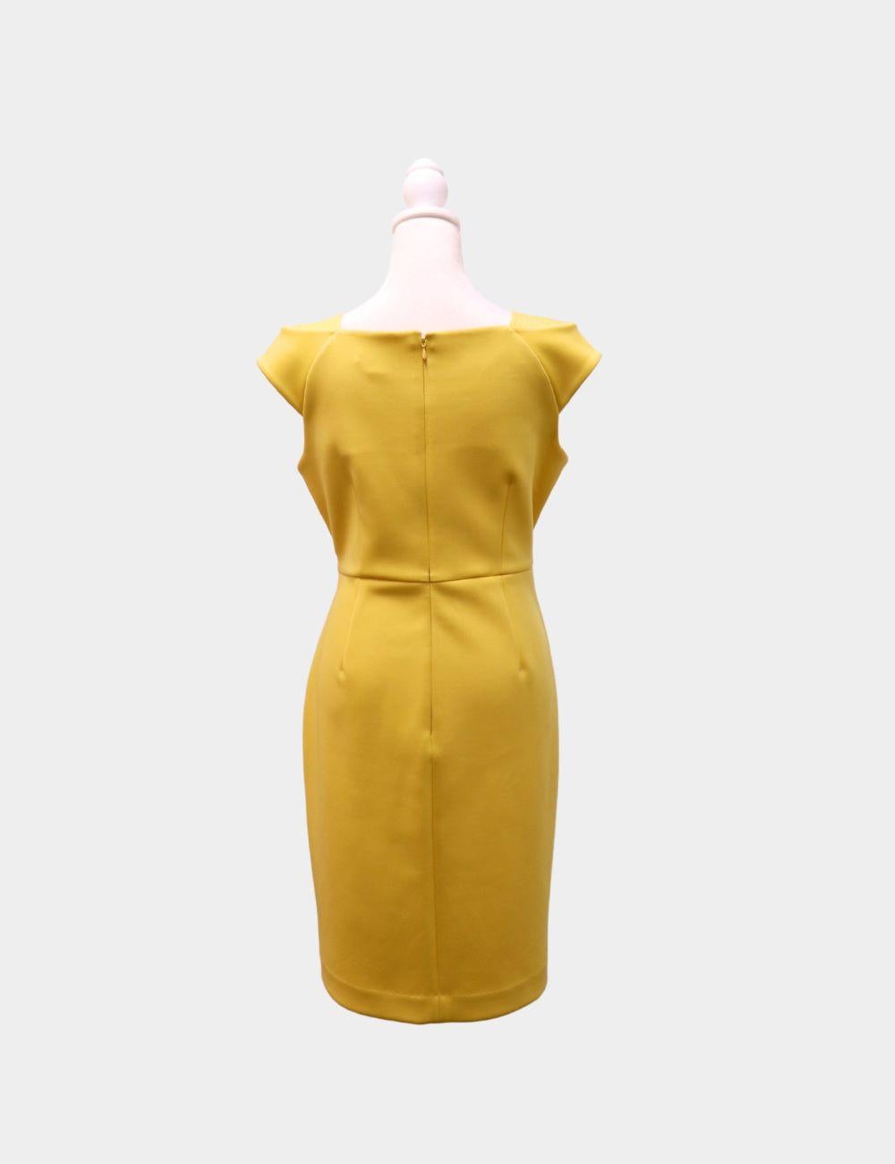 Setzen Sie mit diesem raffinierten Calvin Klein Midikleid in leuchtendem Senfgelb ein mutiges Statement. Mit einem schmeichelhaften Bootsausschnitt und dezenten Cap-Ärmeln schmiegt sich diese taillierte Etuikleid-Silhouette an den richtigen Stellen
