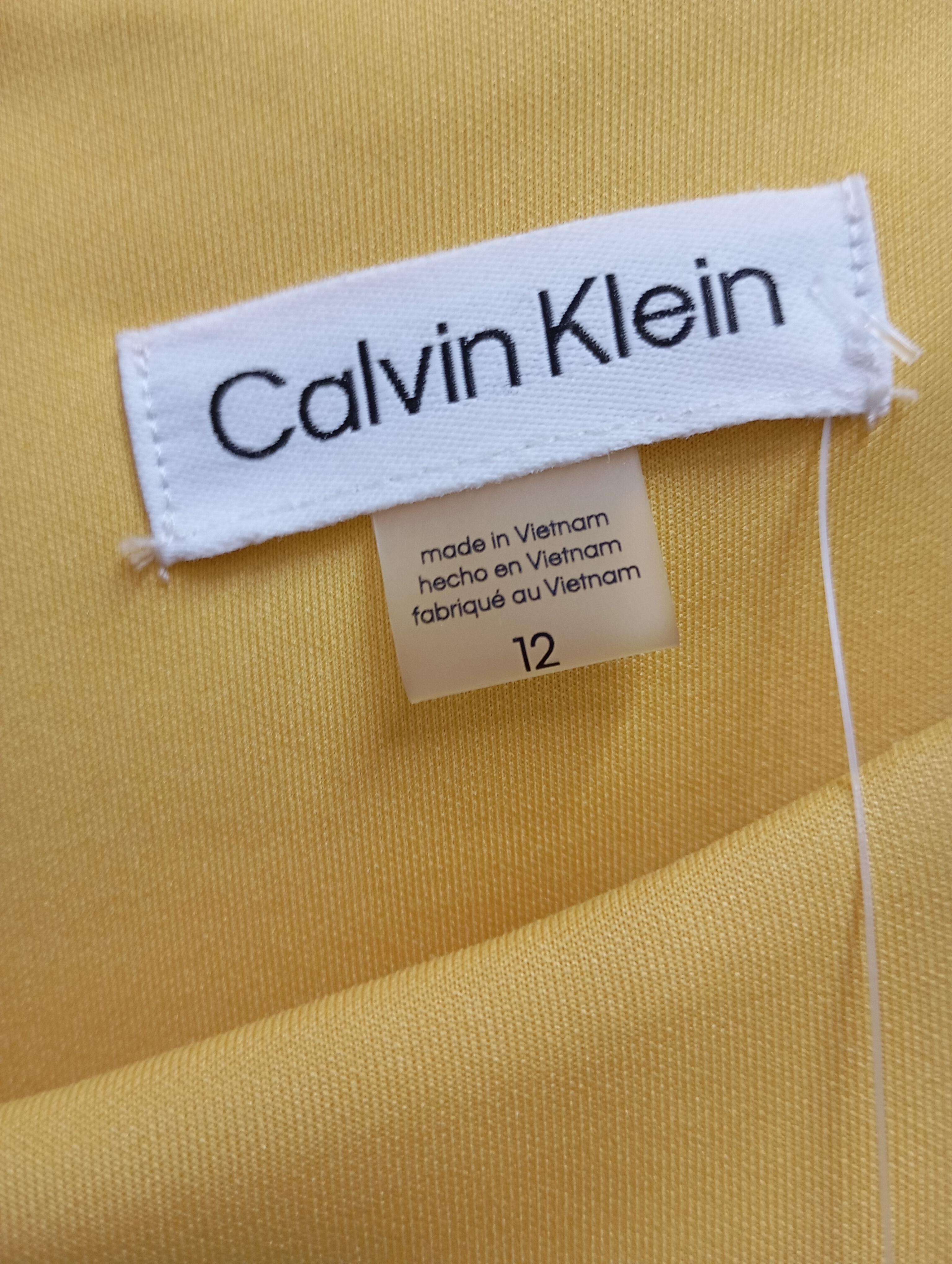 Calvin Klein - EU 42 im Zustand „Gut“ im Angebot in Amman, JO