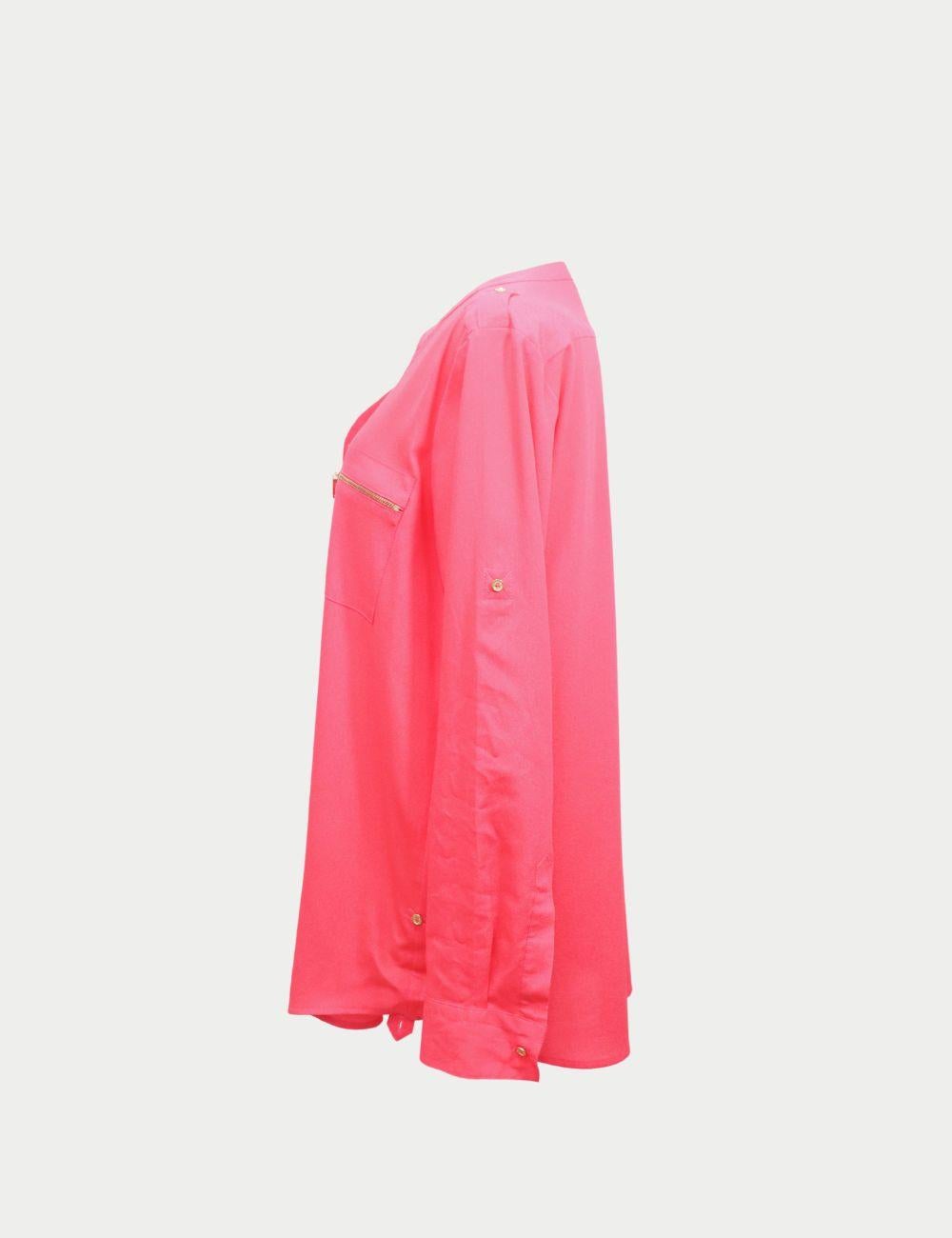 Blusa Calvin Klein rosa intenso con detalle de bolsillo con cremallera dorada

Alegra tu armario con esta llamativa blusa rosa intenso de Calvin Klein. Con un corte relajado, cuello mao, cierre con botones dorados y dos bolsillos en el pecho con