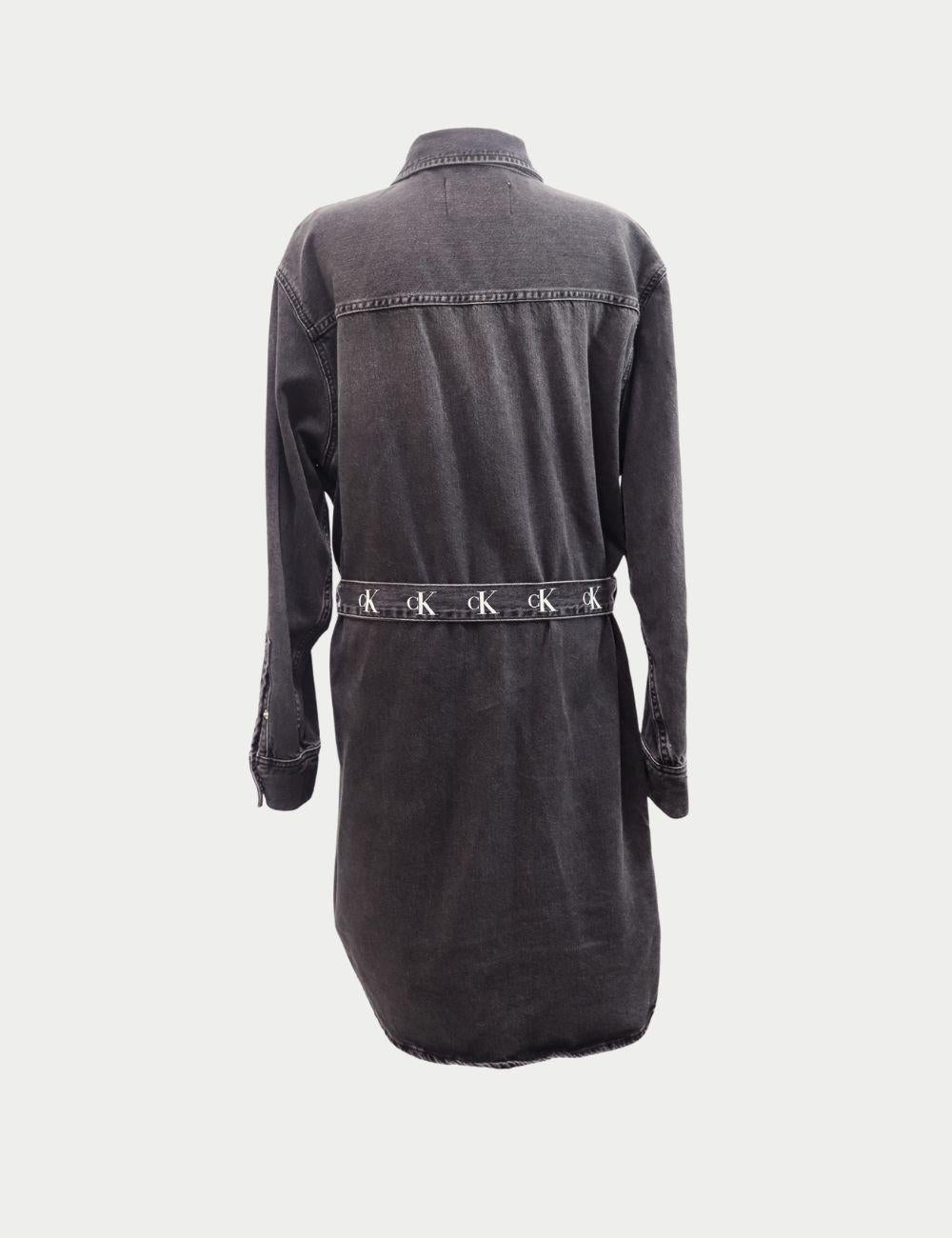 Calvin Klein Schwarzes Hemdblusenkleid aus Denim mit Logogürtel - Women's Casual Designer

Dieses schwarze Hemdblusenkleid aus Denim von Calvin Klein ist ein vielseitiges Kleidungsstück, das modernen Chic mit zeitlosem Design verbindet. Dieses