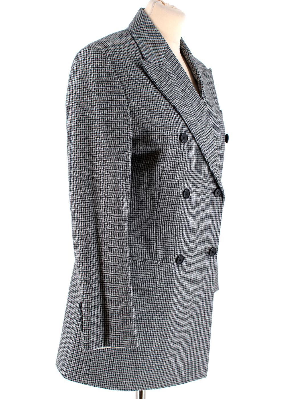Calvin Klien Blazer 38 IT

- houndstooth woven design
- Revere collar
- Double breasted
- Black buttons
- Padded shoulders
- White lining
- Patch pockets
- Vent
- Four buttons at cuff

Materials:

100% virgin wool
Lining: 100% cotton

Made in