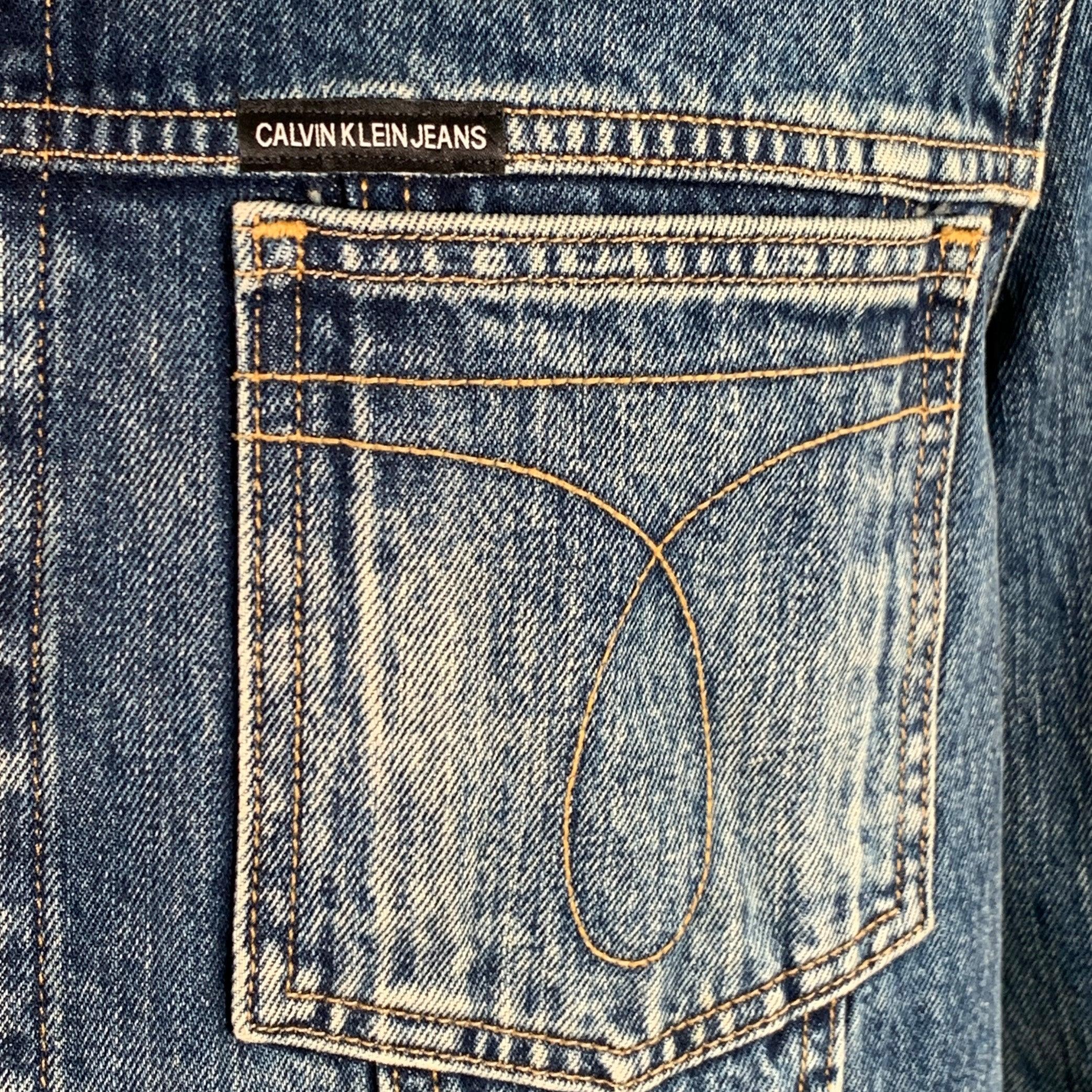 CALVIN KLEIN JEANS jacket
in a blue cotton denim featuring a distressed style, two patch pockets with pocket arc details, and button closure.Excellent Pre-Owned Condition. 

Marked:   M 

Measurements: 
 
Shoulder: 19.5 inches Chest: 41 inches