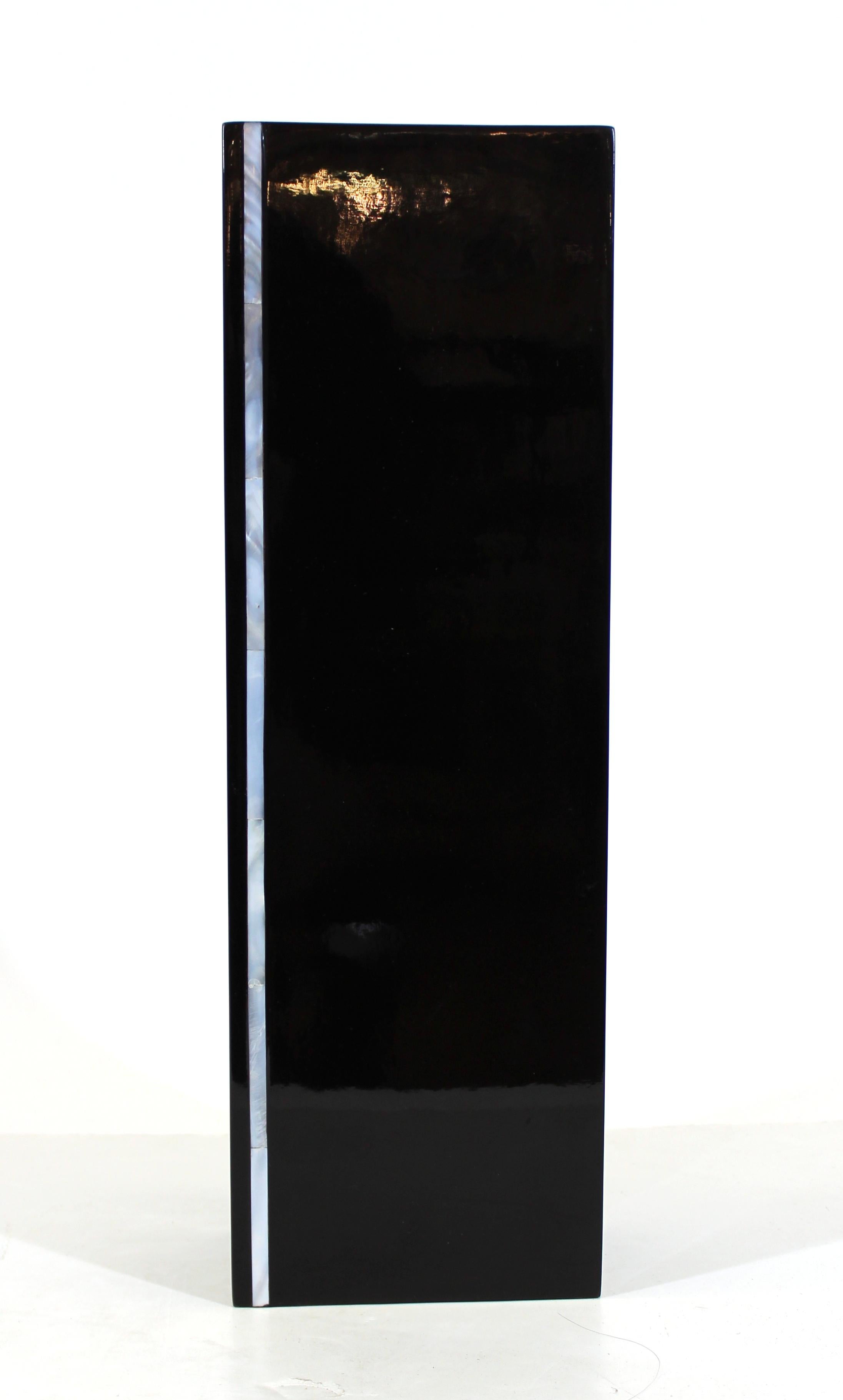 Vase moderne rectangulaire en laque noire de Calvin avec incrustation de nacre sur le devant, marqué sur le fond.