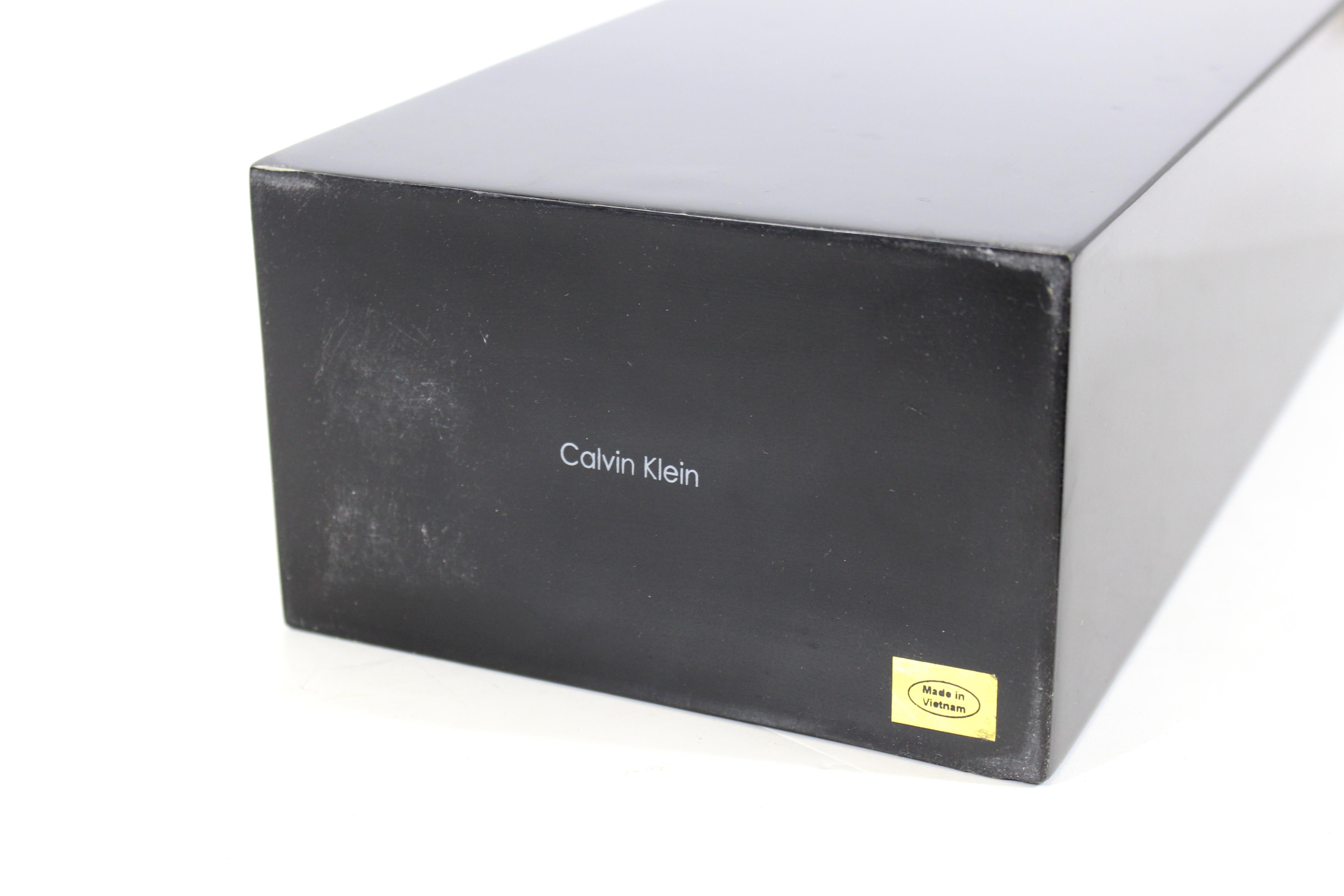 Nacre Vase moderne en laque noire Calvin Klein en vente