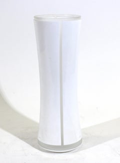 Calvin Klein Moderne Vase aus weißem mattiertem Glas