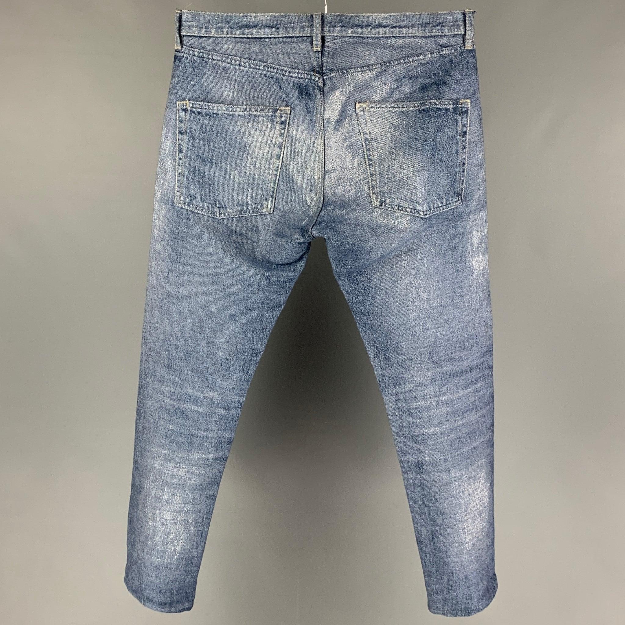 CALVIN KLEIN jeans comes in a light blue washed cotton featuring a slim fit, contrast stitching, and a zip fly closure.
Very Good
Pre-Owned Condition. 

Marked:   48/32 

Measurements: 
  Waist: 34 inches  Rise: 11 inches  Inseam: 31 inches 
  
  
