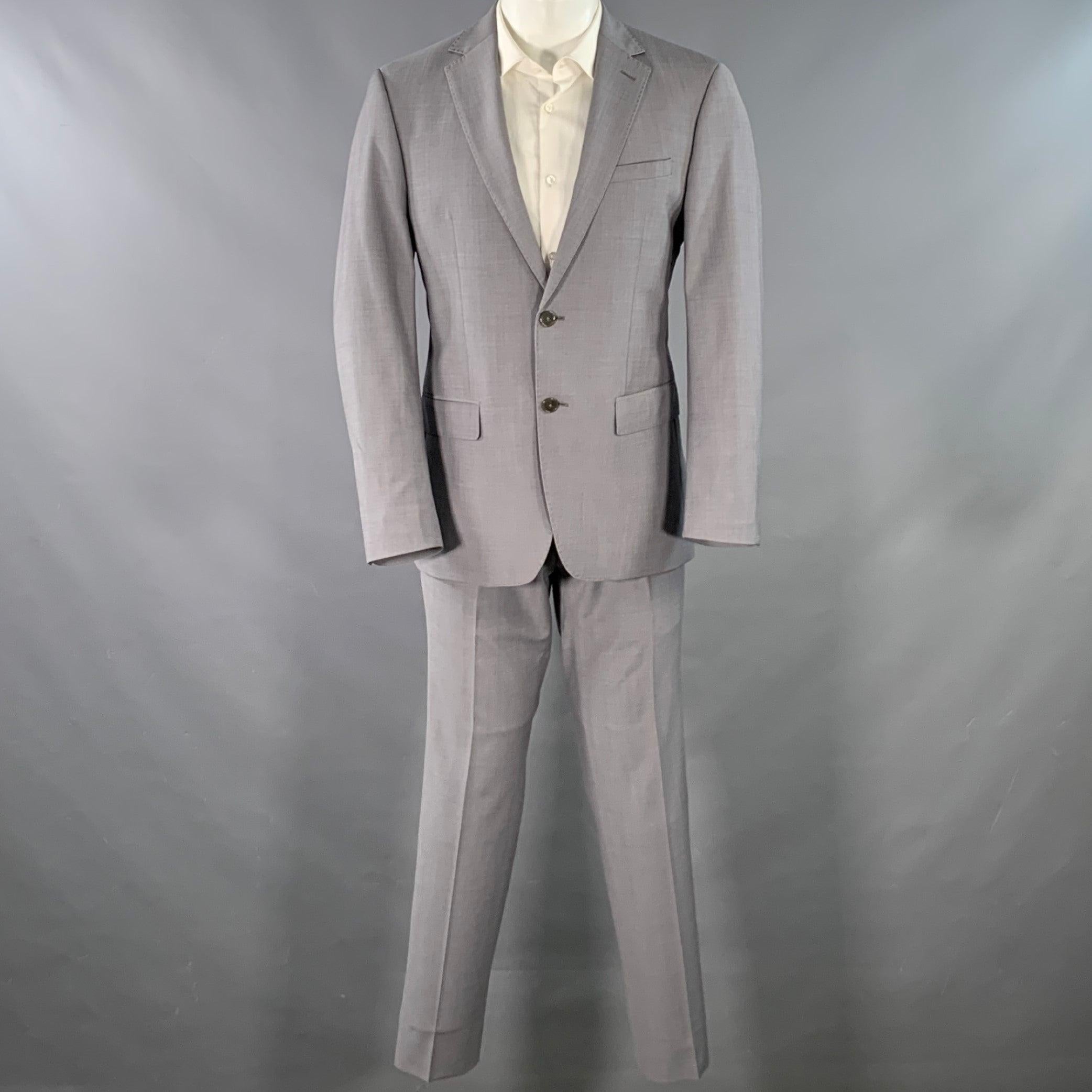 Traje CALVIN KLEIN
en mezcla de lana elástica gris con forro completo, incluye un abrigo de sport de botonadura sencilla y doble botonadura con solapa de muesca y unos pantalones delanteros planos a juego. Marca en la manga. 

Marcado:   40R