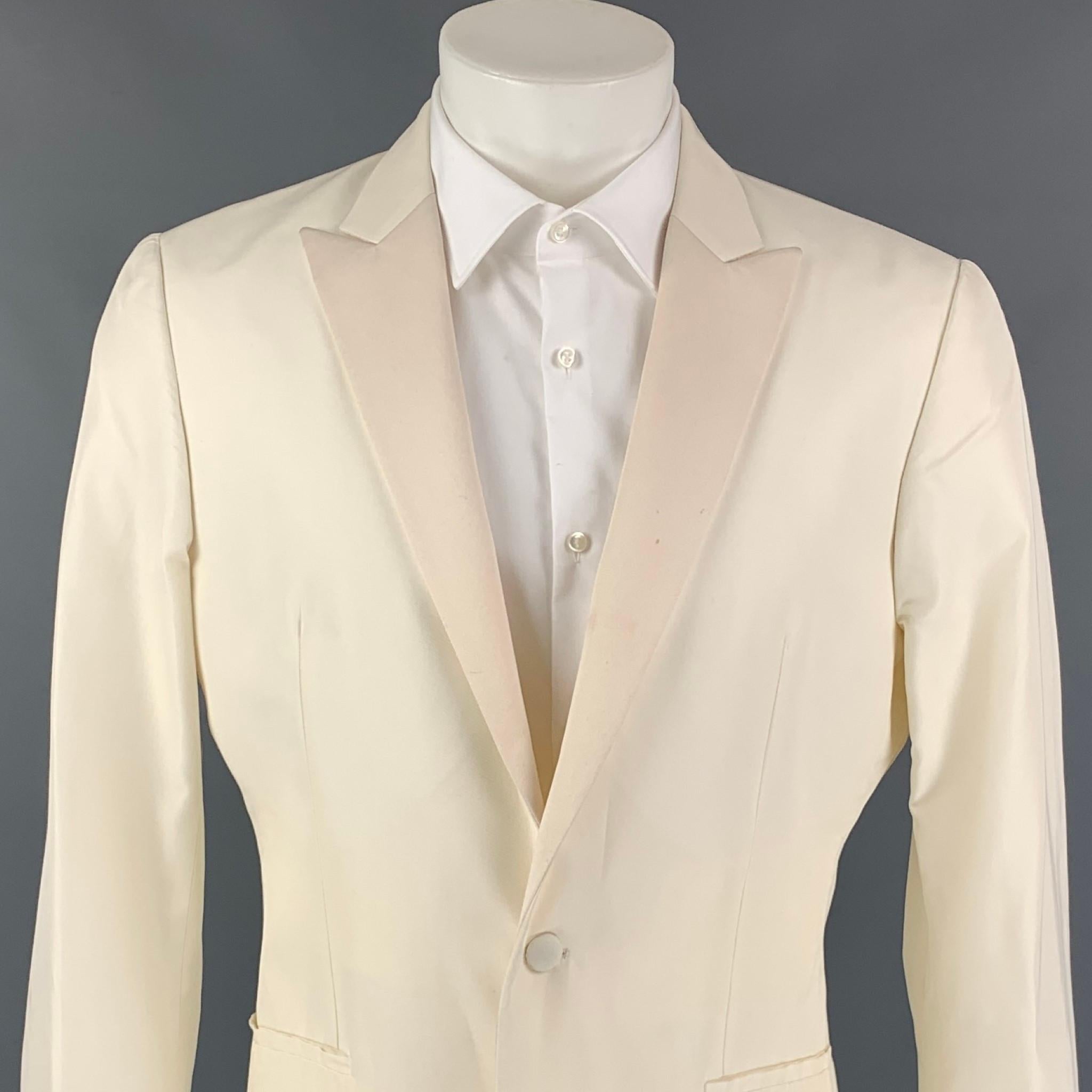 CALVIN KLEIN sport coat comes in a off white silk with a full liner featuring a peak lapel, double back vent, slit pockets, and a single button closure. Made in Italy. 

Very Good Pre-Owned Condition. Light marks at lapel.
Marked: