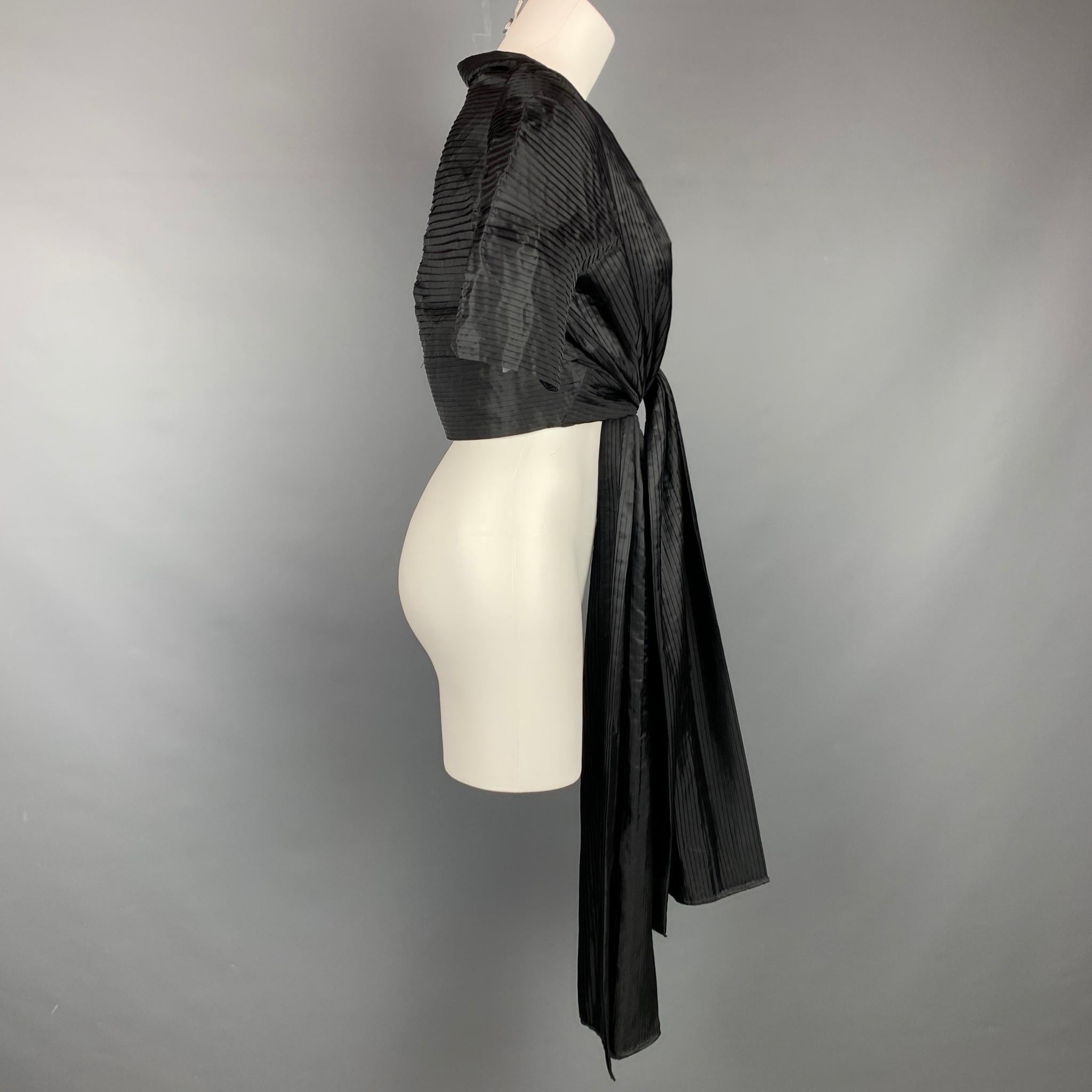 CALVIN KLEIN capelet comes in a black pleated material featuring long panel details and a open front.

Pre-Owned Condition.
Marked: Size tag removed.

Measurements:

Shoulder: 15 in.
Bust: 34 in.
Sleeve: 14 in.
Length: 14.5 in. 