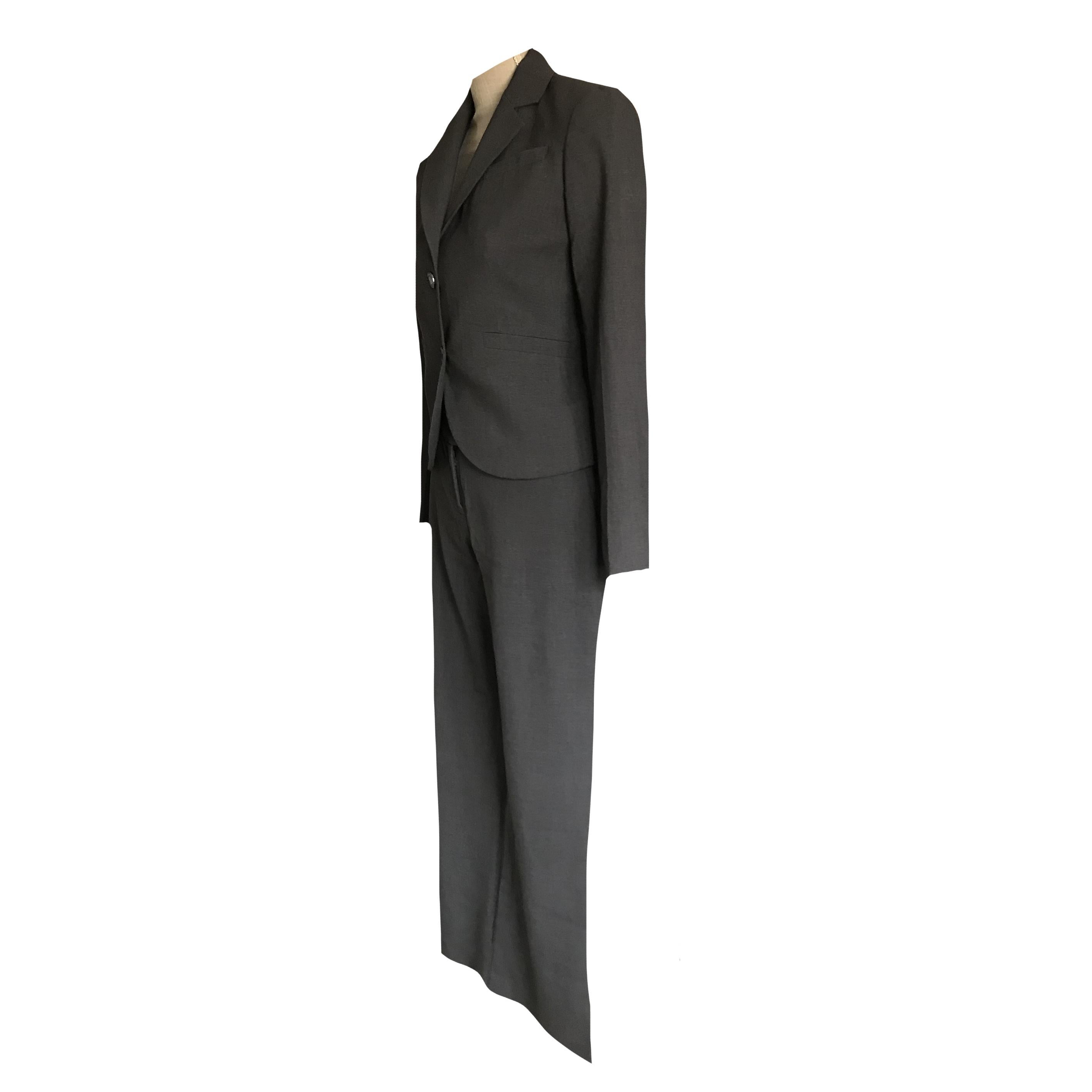 CK 00S Anthracite suit

 

Tag CK

 

 

Size S

TAILORED JACKET

Shoulder 37cm

Chest 37cm

Length 50cm

Sleeve 50cm

2 buttons on the front

2 fake pockets 

 

 

TROUSER

Waist 37cm

Length 90cm

2 front pockets

2 fake pockets on the
