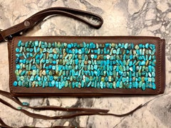 Pochette Calvin Klein en cuir marron cloutée, couleur turquoise, avec franges ornées de perles
