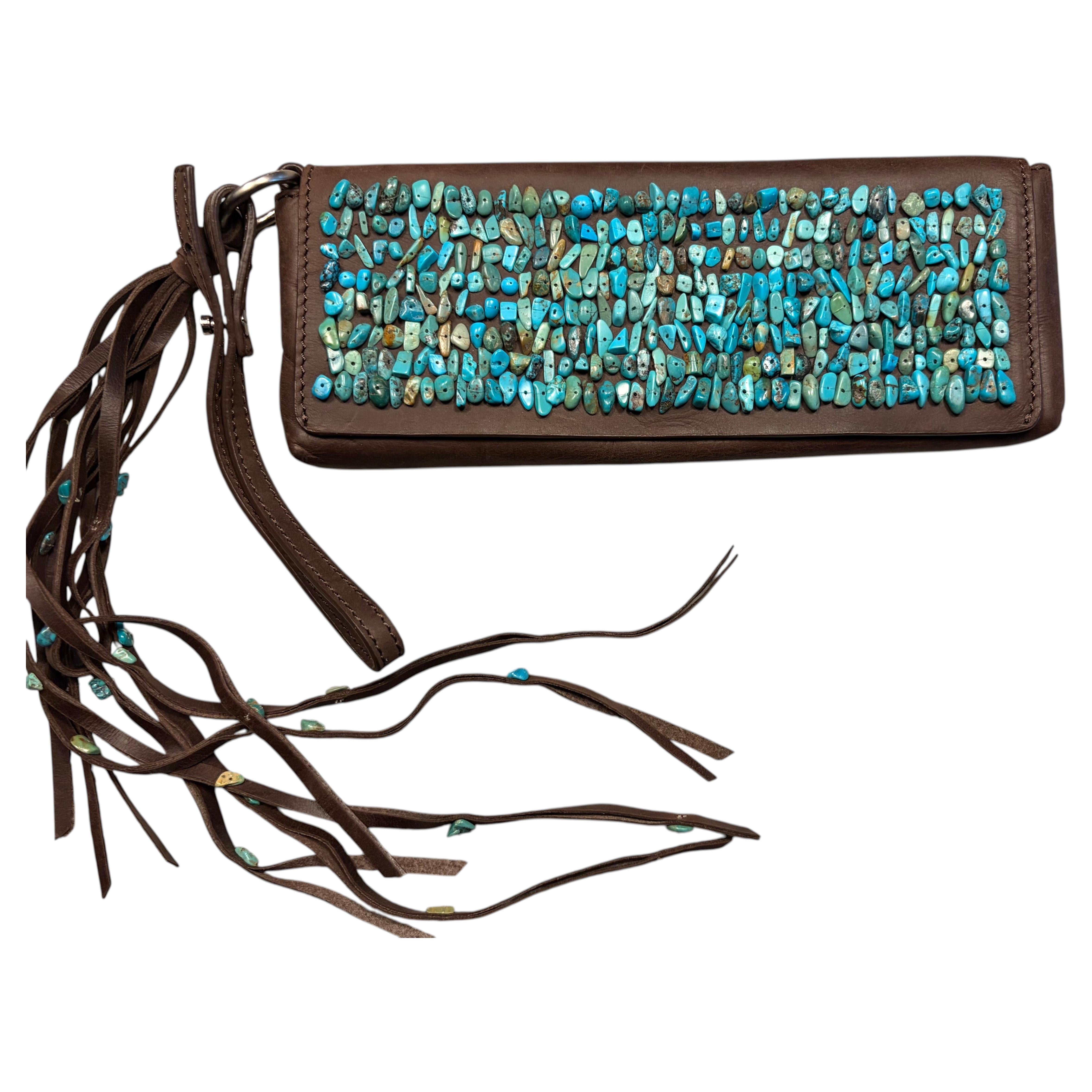 Pochette Calvin Klein en cuir marron cloutée, couleur turquoise, avec franges ornées de perles