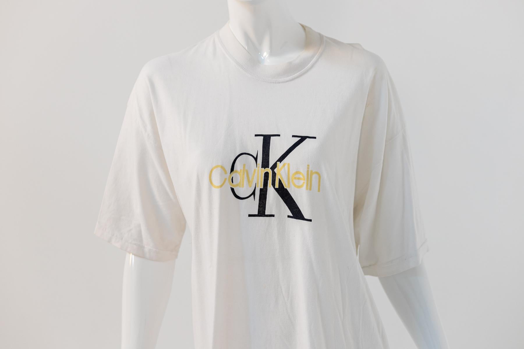 Calvin Klein - T-shirt blanc surdimensionné avec marque Bon état - En vente à Milano, IT