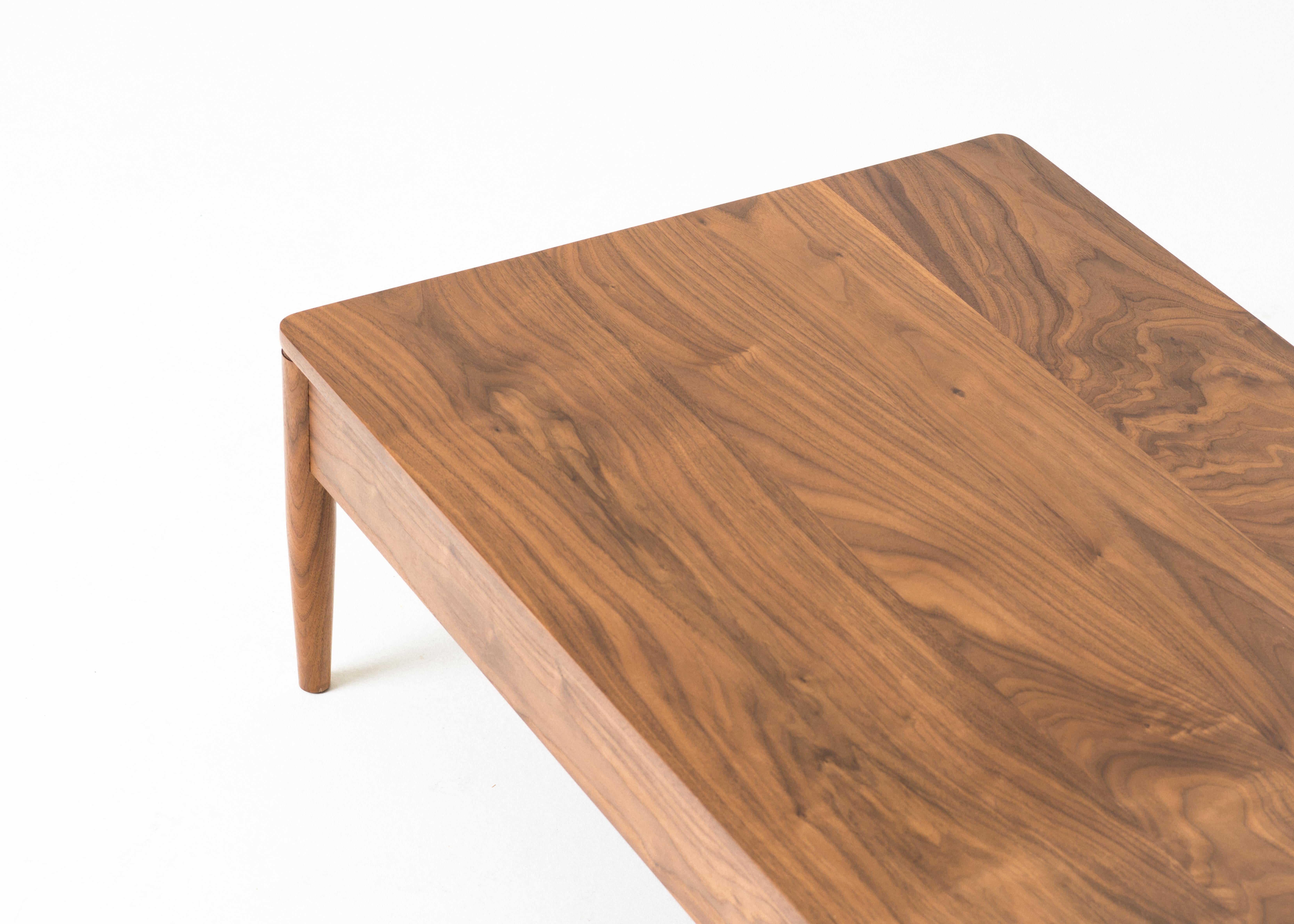 Calvin niedriger Tisch Medium, handgefertigter Couchtisch aus Massivholz (Moderne) im Angebot