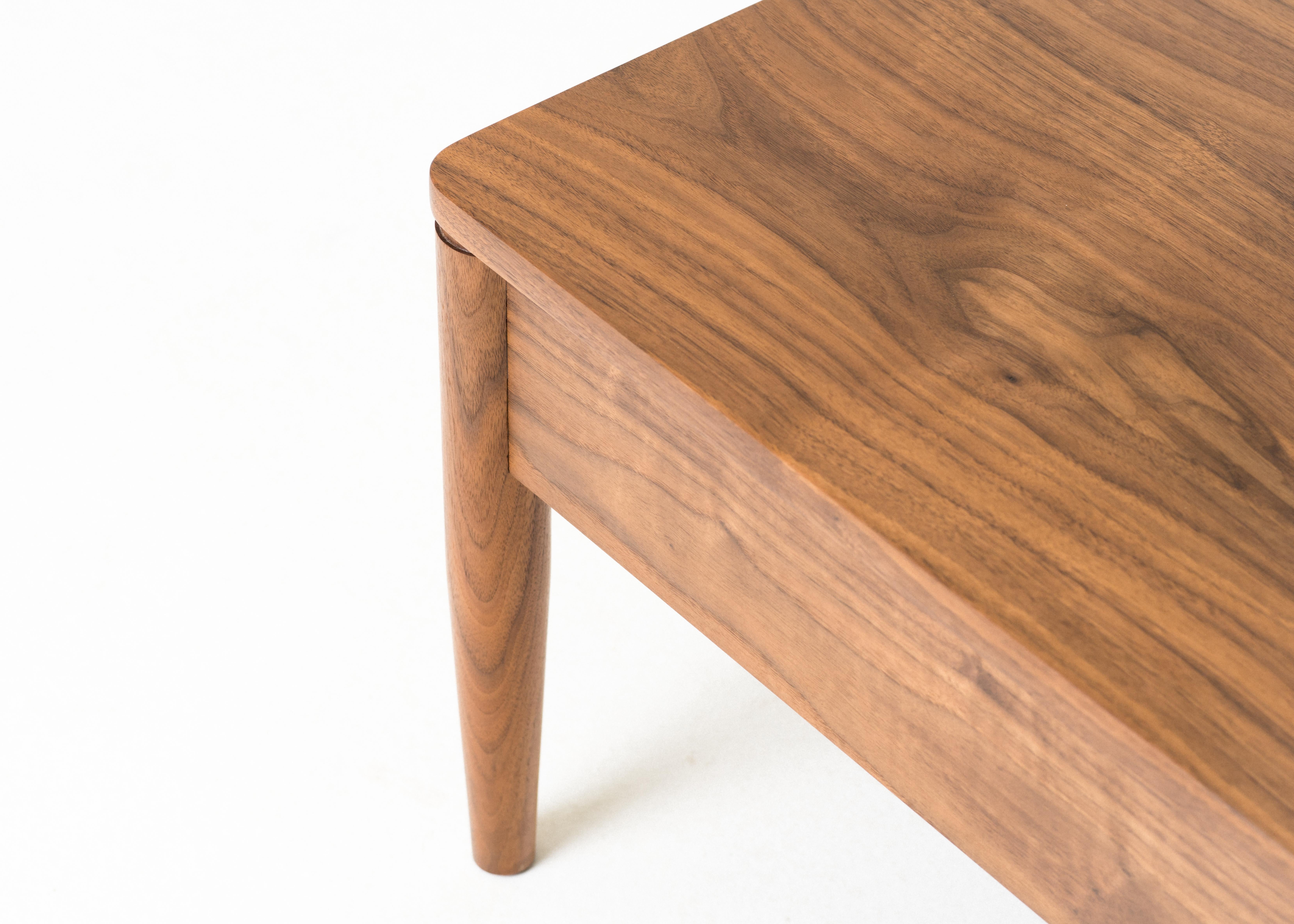 Calvin niedriger Tisch Medium, handgefertigter Couchtisch aus Massivholz im Zustand „Neu“ im Angebot in Stevenson, WA