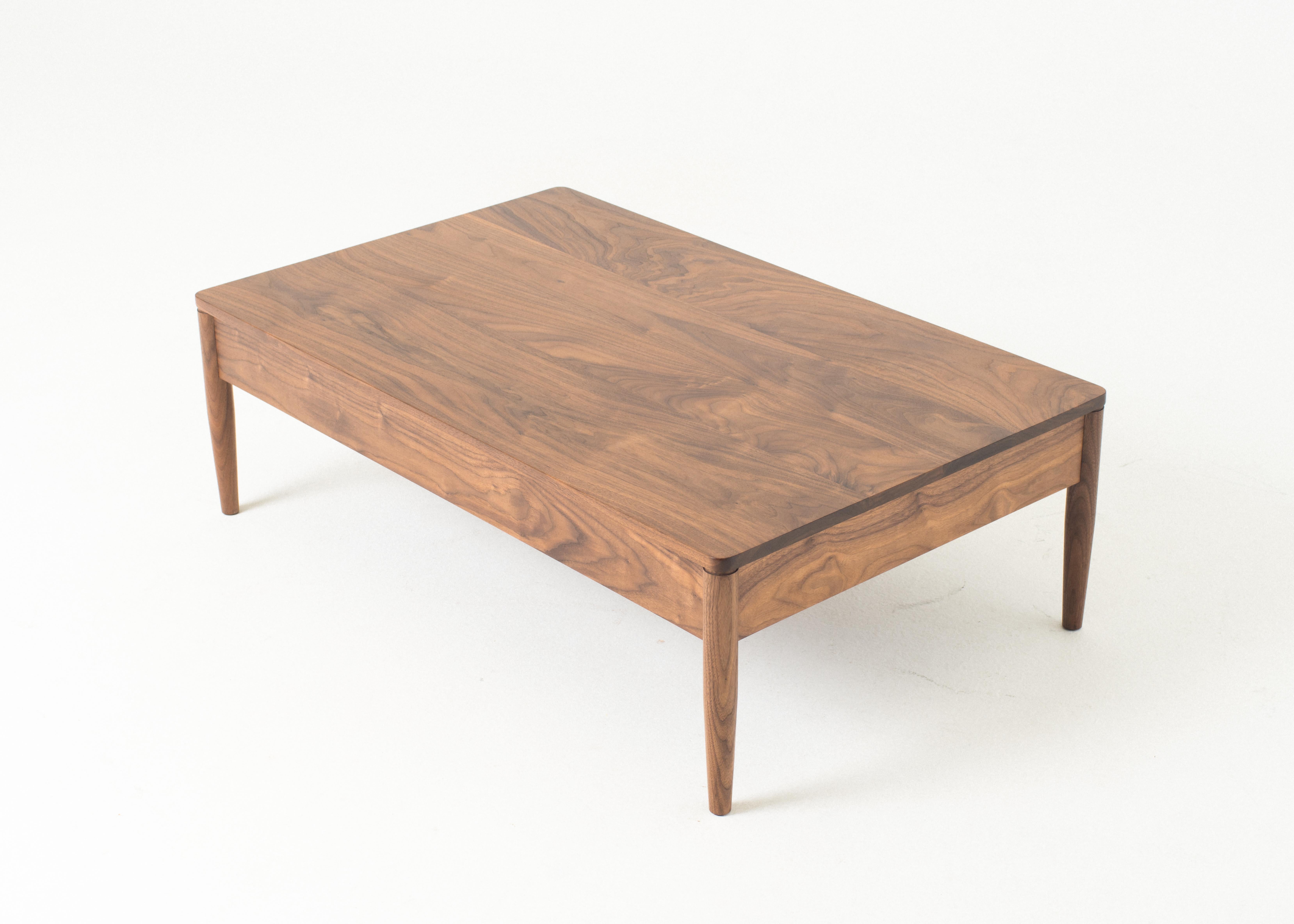 Calvin niedriger Tisch Medium, handgefertigter Couchtisch aus Massivholz (21. Jahrhundert und zeitgenössisch) im Angebot