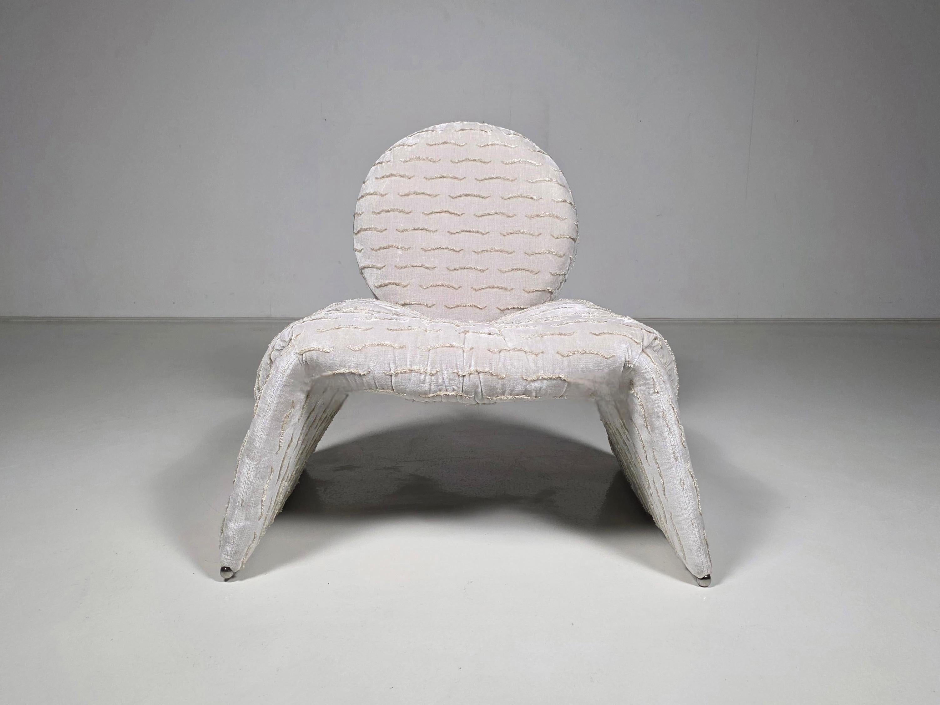 Vittorio Introini Calypso Lounge Chair, Saporiti, 1970s

A timeless masterpiece designed in 1979 and manufactured by Saporiti in Italy. The chair features a waterfall-like seat with a round backrest. On the seat there is an extra visually draped