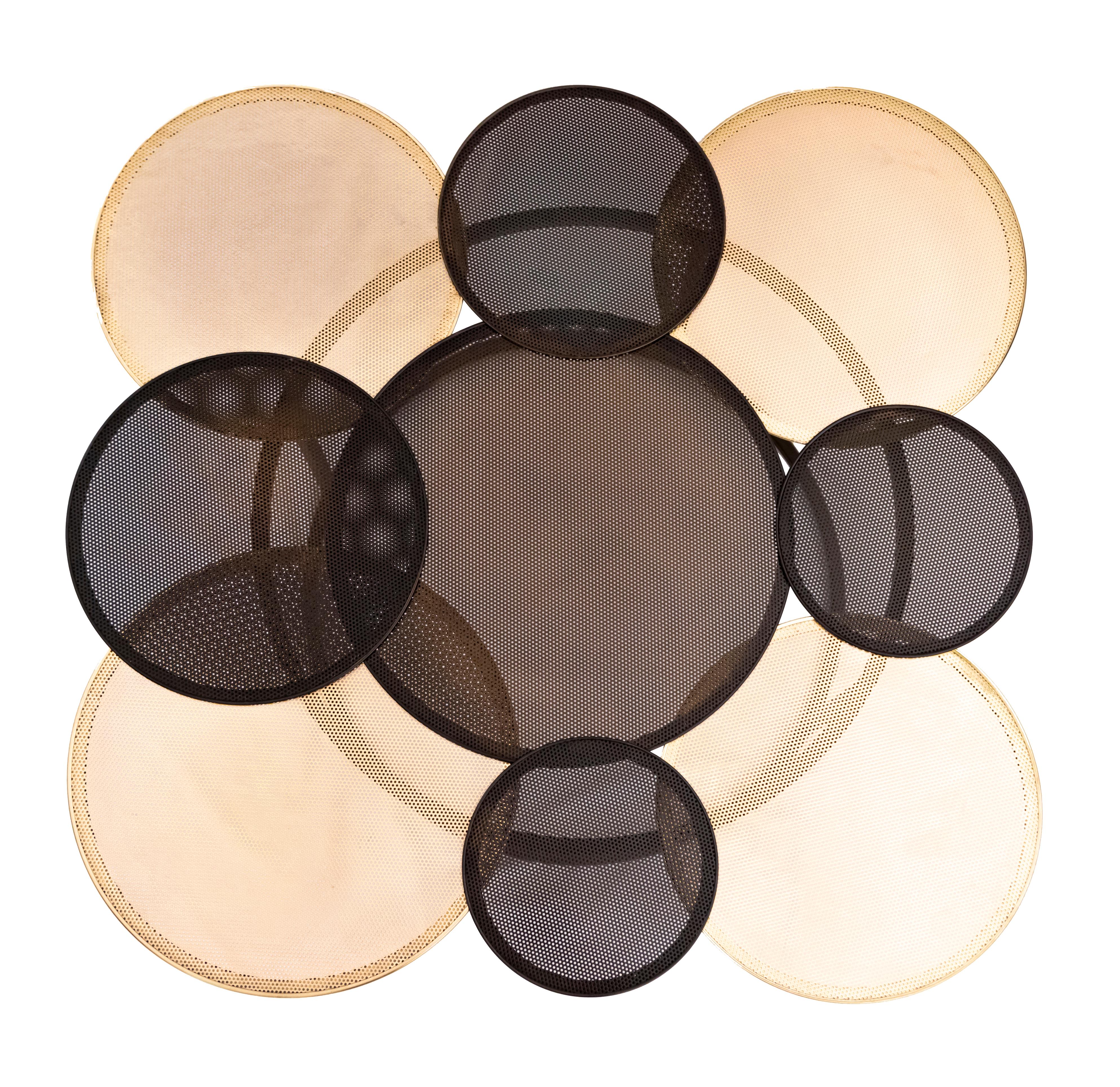 Perforated metal circles dipped in gold and with bronze patina.
There is currently 1 item in stock.