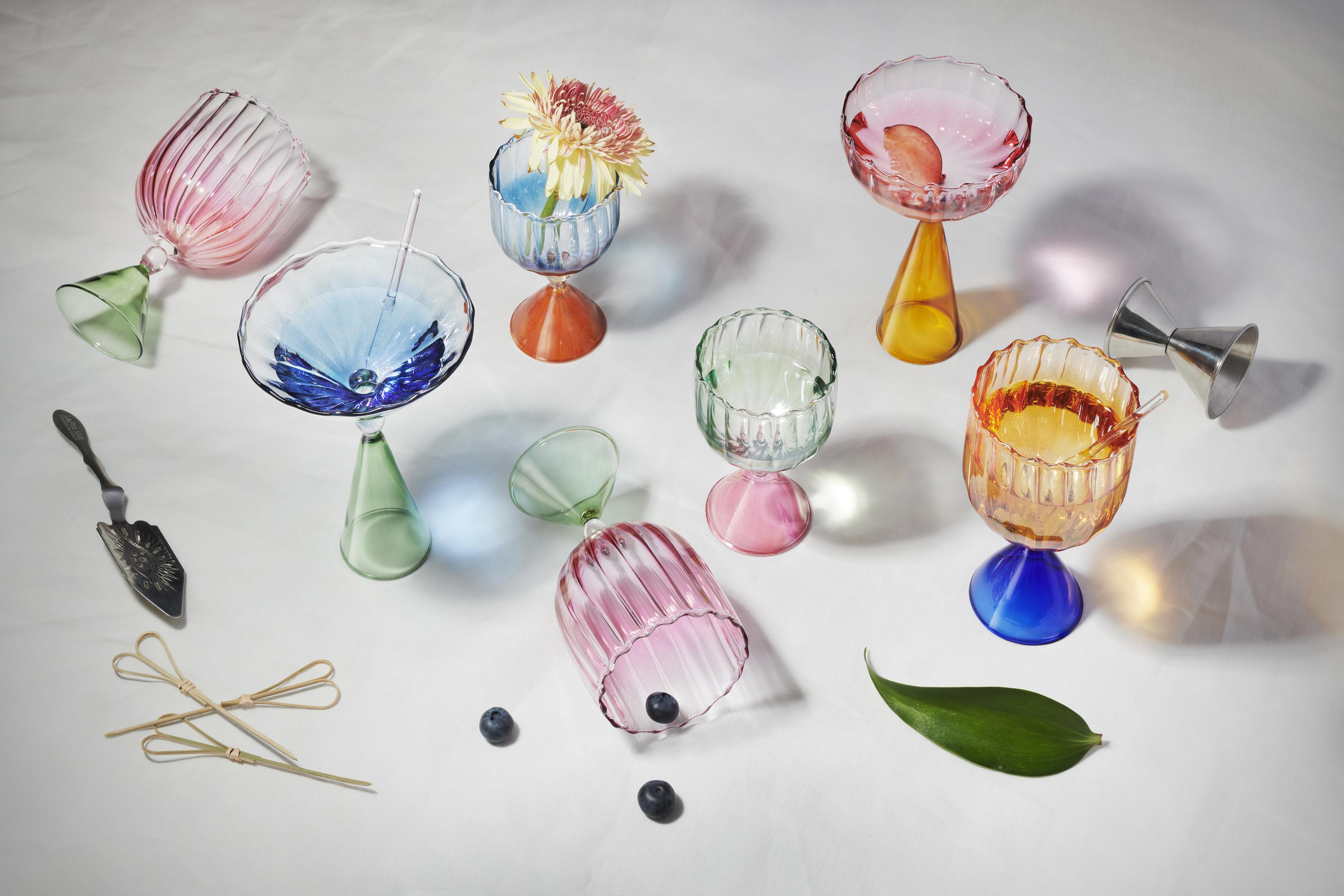 Calypso collection investigates new ways of conviviality: fed by imaginary worlds, this tableware pieces make possible to dream of exotic and uncontaminated landscapes. Calypso synthesizes with its shapes the dialogue between function and