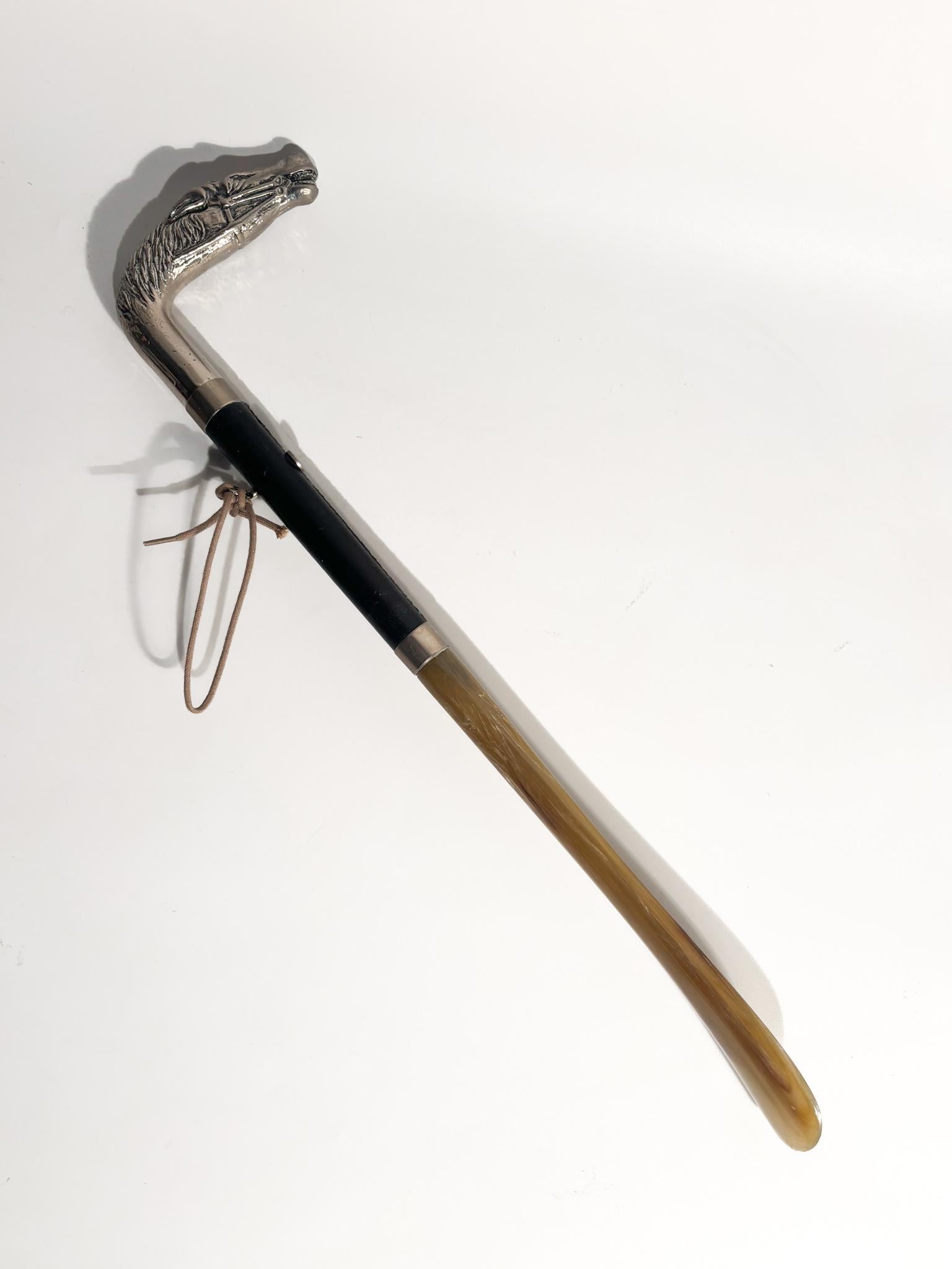 Calzascarpe vintage di Gucci con testa di cavallo in metallo argentato e resina, realizzato negli anni '80

Ø cm 11 h cm 45

Il calzascarpe Gucci è un accessorio di lusso che combina funzionalità ed eleganza, riflettendo lo stile iconico del