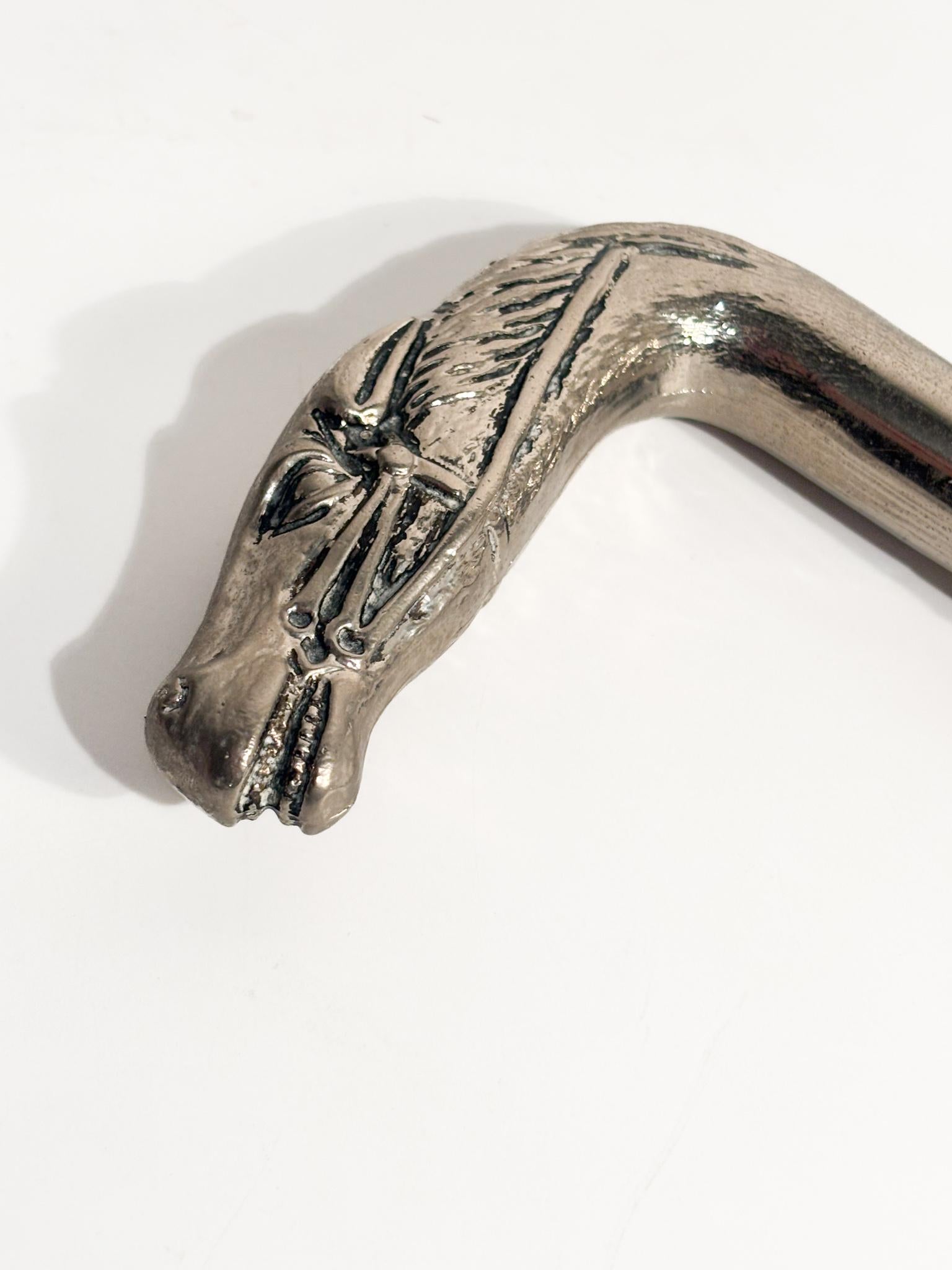 Fine XX secolo Calzascarpe di Gucci con testa di Cavalli in Metallo Argentato e Resina Anni 80 in vendita