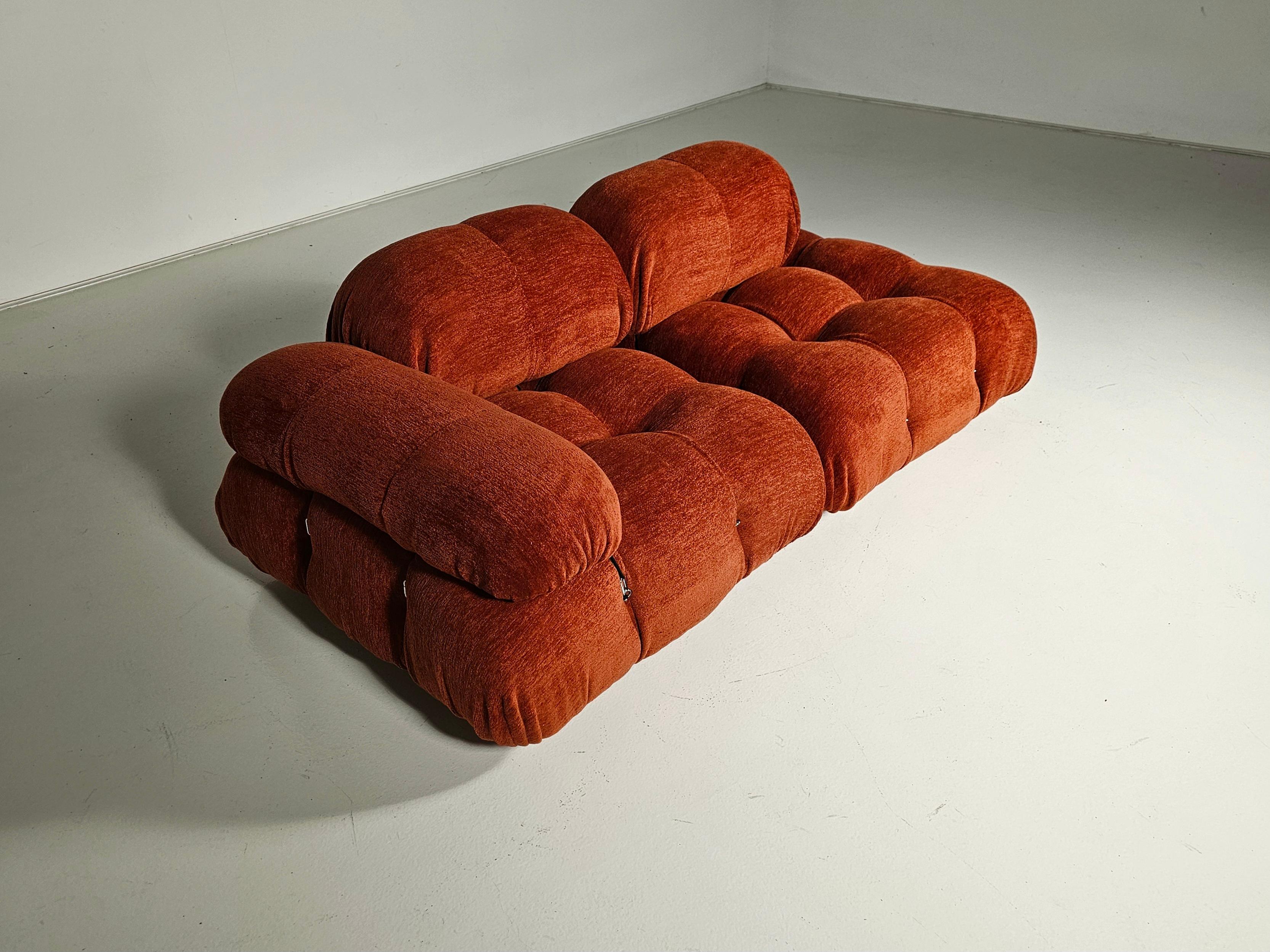 Mario Bellini Camaleonda chaise lounge sofa for C&B Italy, the 1970s. Reupholstered in a stunning burned orange Pierre Frey Chenille fabric.

This luxurious combination not only exudes elegance but also offers unparalleled comfort, making it the