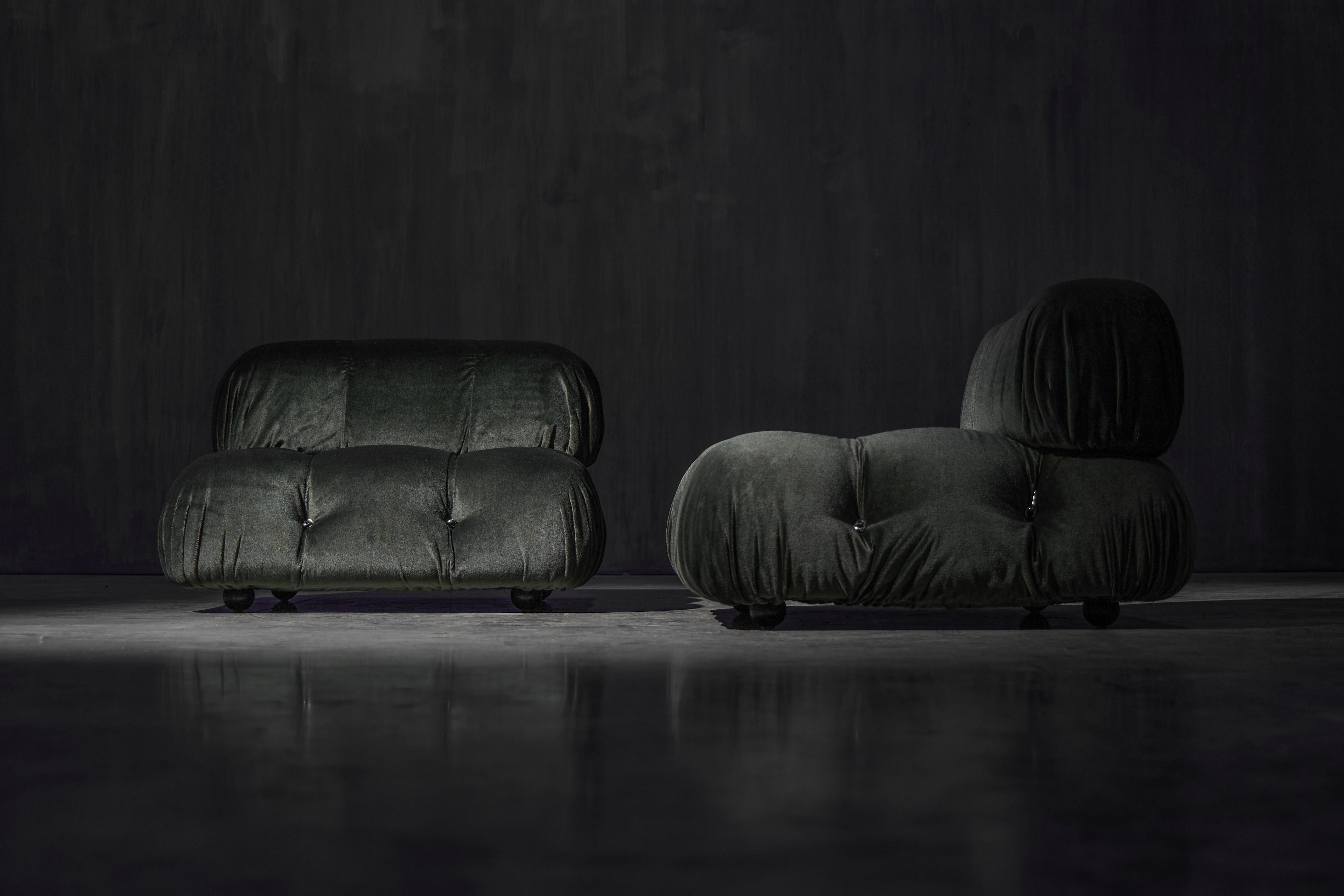 La poltrona Camaleonda di Mario Bellini per B&B Italia, un'icona senza tempo del design degli anni Settanta. Ogni sedia presenta le curve decise e le profonde imbottiture che caratterizzano il sistema Camaleonda. Rivestita in velluto di mohair verde