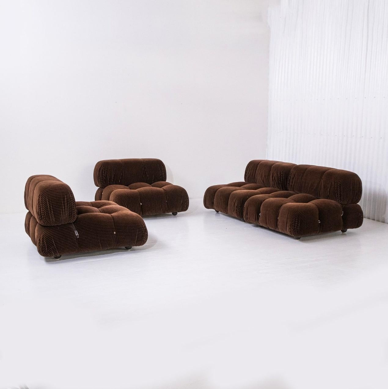 The sofa was used very little and remained perfectly packaged in a showroom for many years.
The modules are all covered with the original brown velvet and are in good used condition. Structure and padding are intact, solid and functional.
The