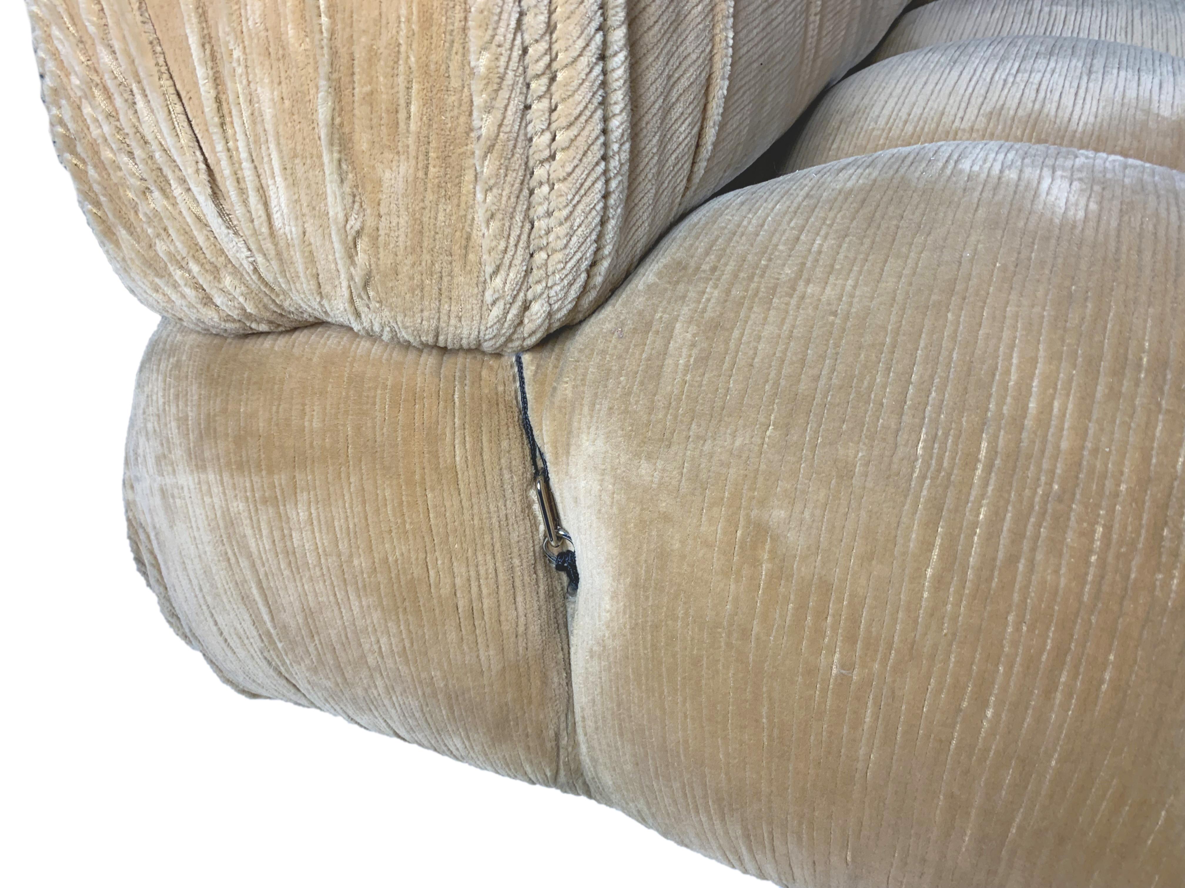 Camaleonda, designed by Mario Bellini in 1970, is the sofa that defined the aesthetics of an entire era in interior design, becoming an icon of Italian design. Camaleonda achieved success after being featured in the exhibition 