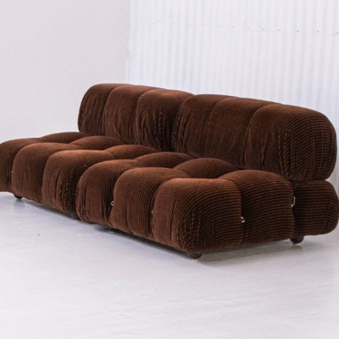 Il divano è stato usato pochissimo ed è rimasto perfettamente imballato in uno showroom per molti anni.
I moduli sono tutti rivestiti con il velluto marrone originale e sono in buone condizioni d'uso. La struttura e il pad sono intatti, solidi e