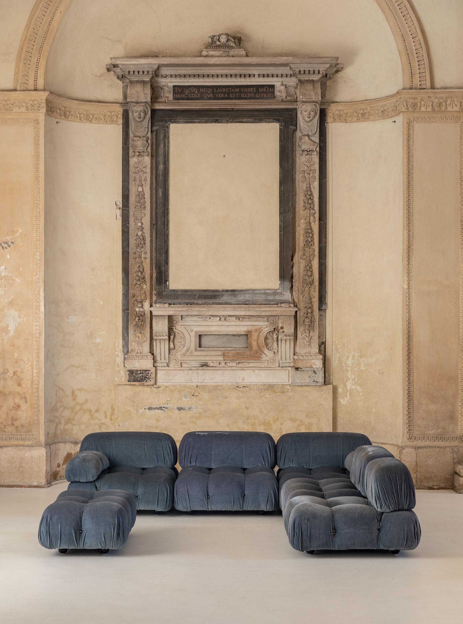 Iconic modular sofa Camaleonda designed by Mario Bellini for B&B. This sofa has a radical modular design that gives people unparalleled freedom to configure it however they desire. This set includes: two (2) pieces of 95 W cm each, one (1) piece of
