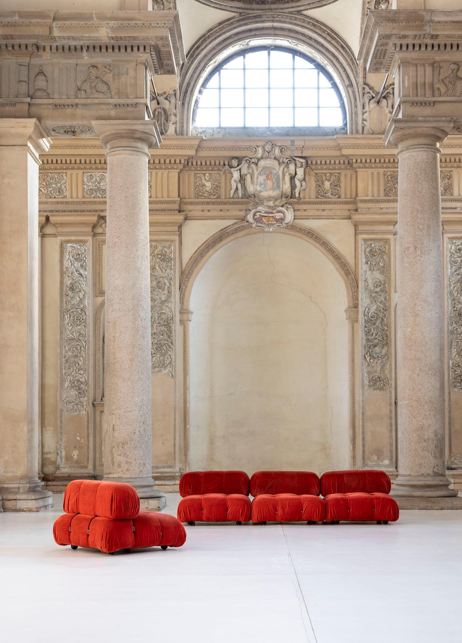 L'iconico divano modulare Camaleonda progettato da Mario Bellini per B&B. Questo divano ha un design modulare radicale che offre alle persone un'impareggiabile libertà di configurarlo come desiderano. Questo set include 4 moduli.

Velluto originale
