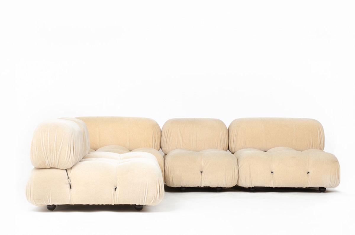 Sofa, model Camaleonda by Mario Botta, Italian designer, for B&B Italia in the 70s
(see picture with stamp)
5 modulated elements - ICONIC and original model!
Structure in foam covered with a beige alpaca fabric
Height: 66 cm
Seating Height: 38