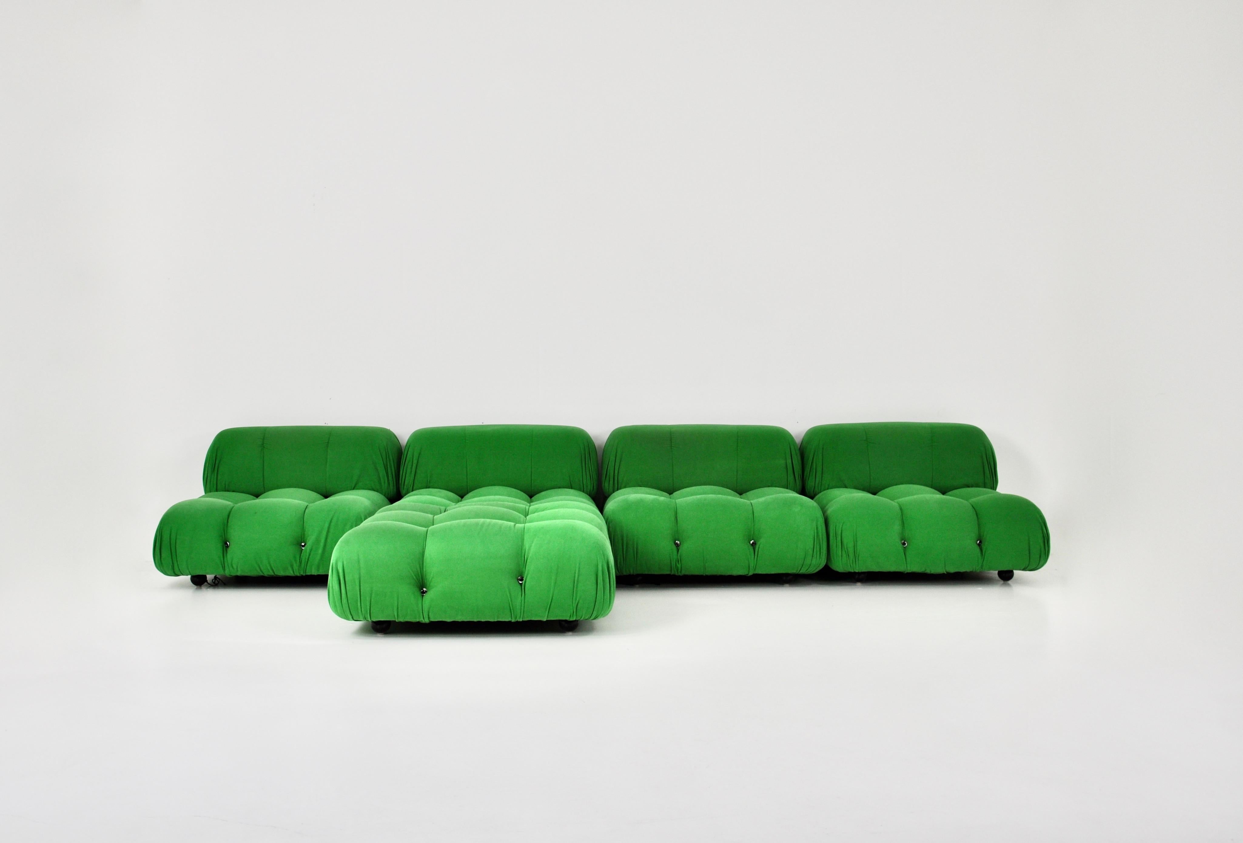 Sofa in grünem Stoff. Es gibt 4 große Stücke und eine Ottomane. Sitzhöhe: 35 cm. Abmessungen eines Stücks: H: 65 cm B: 93 cm T: 93 cm
Abmessungen des Hockers: H: 35 cm B: 93 cm T: 93 cm.
Modular wie Sie wollen.
Gestempelt B&B Italia.
Abnutzung durch